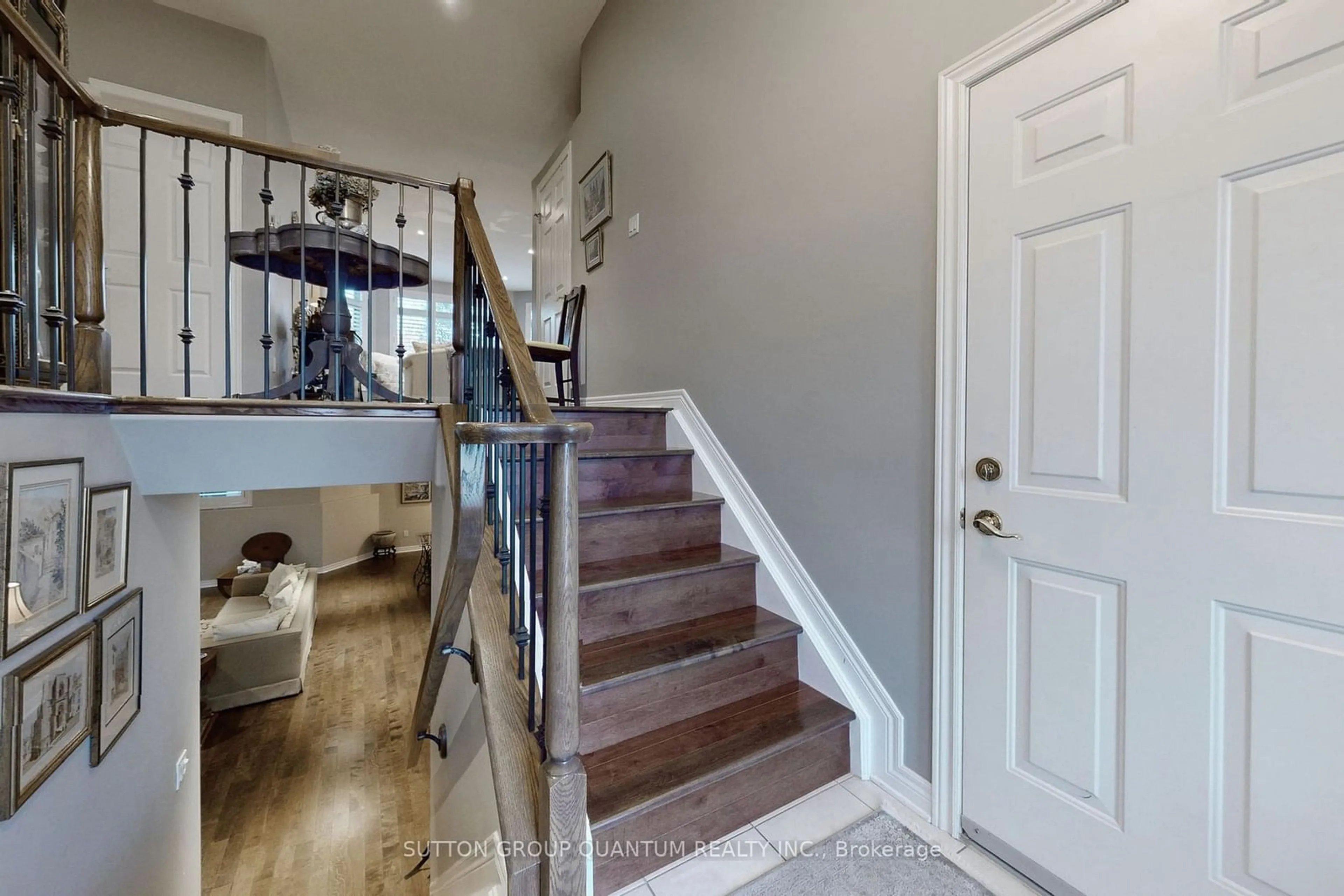 Indoor entryway for 43 Oarsman Cres, St. Catharines Ontario L2N 7S7