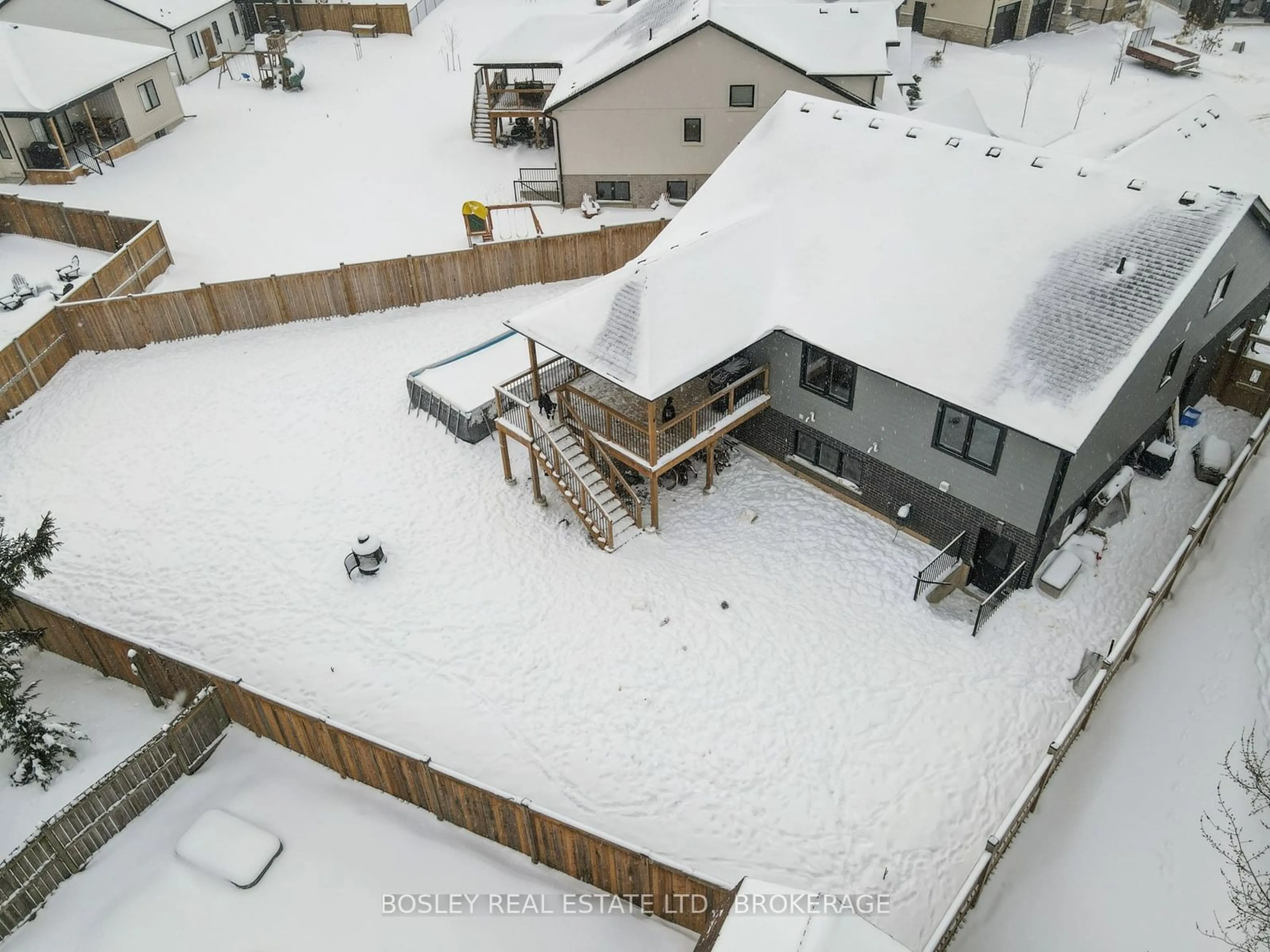 A pic from outside/outdoor area/front of a property/back of a property/a pic from drone, unknown for 2756 Arrowsmith Crt, Fort Erie Ontario L0S 1S0