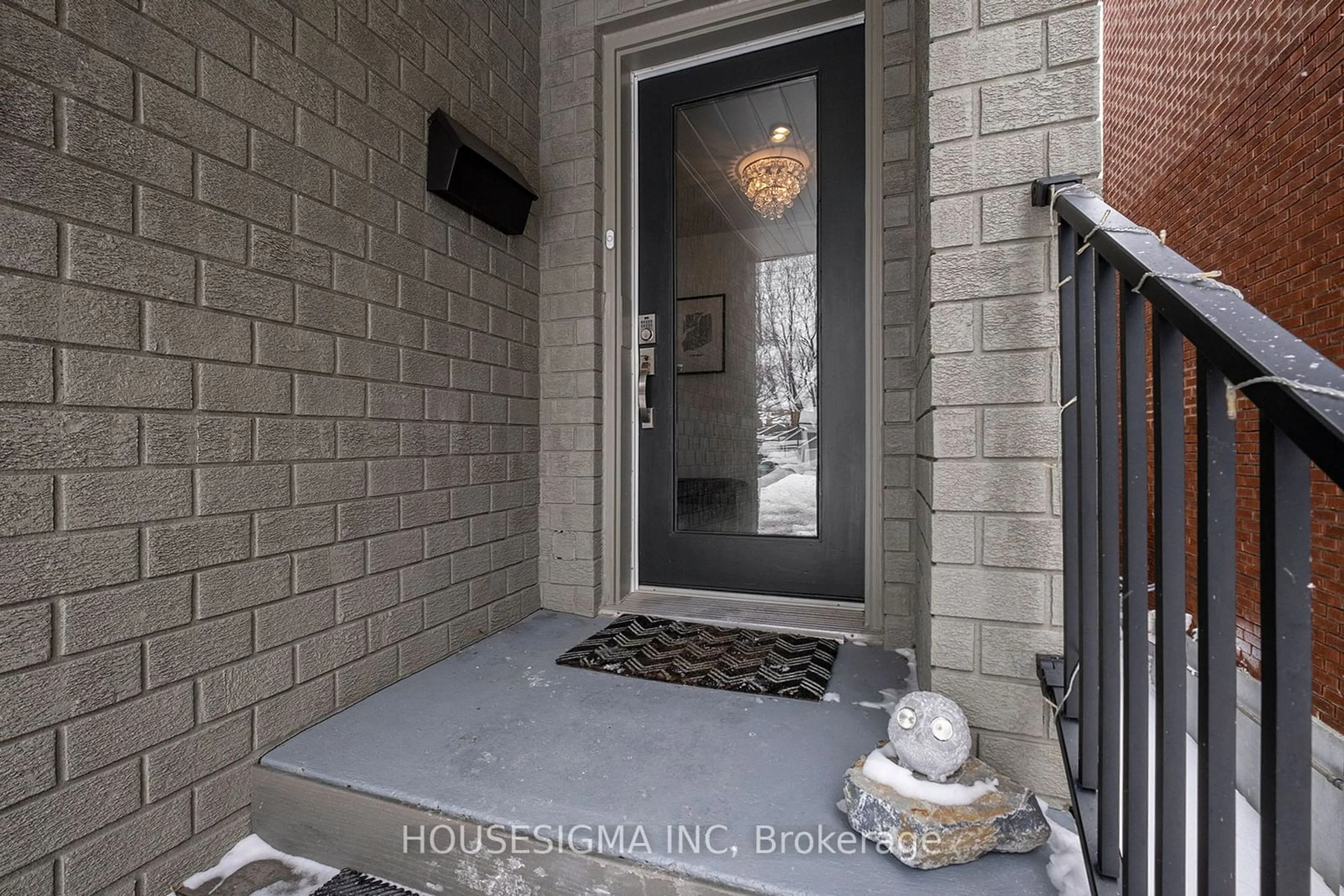 Indoor entryway for 16 Electric St, New Edinburgh - Lindenlea Ontario K1M 1X4