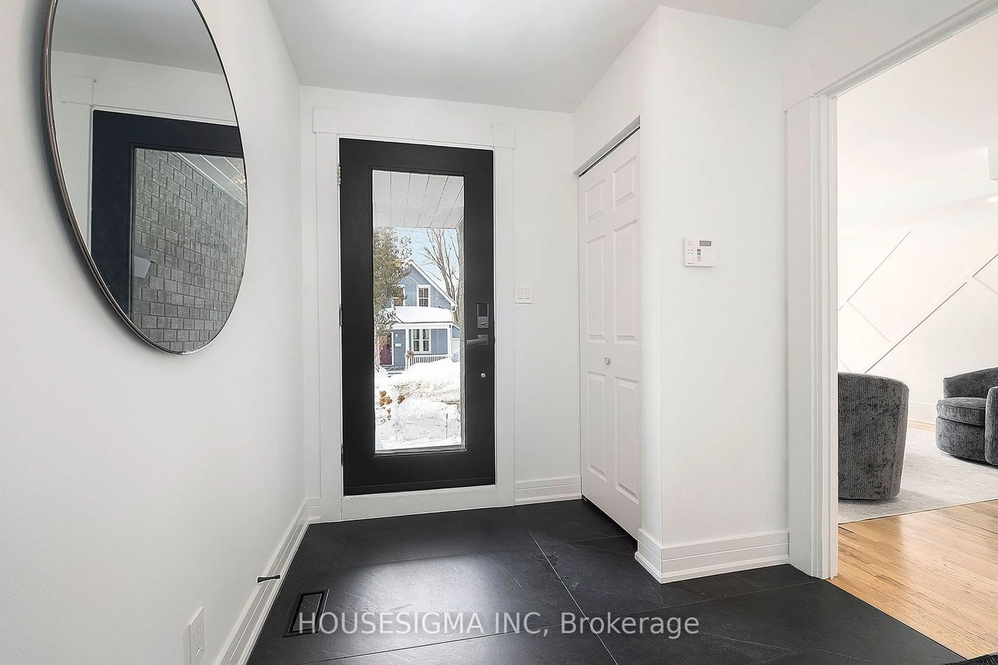 Indoor entryway for 16 Electric St, New Edinburgh - Lindenlea Ontario K1M 1X4