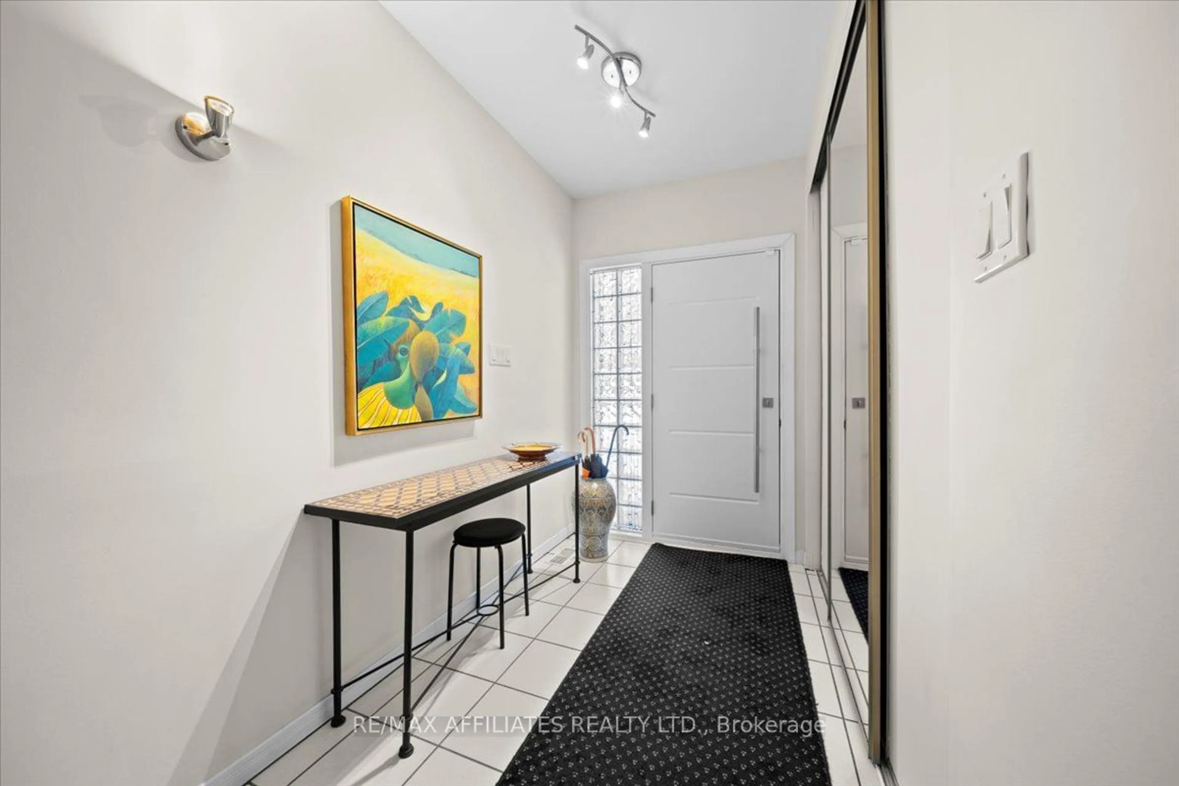 Indoor entryway for 46 Waverley St, Ottawa Centre Ontario K2P 0T9