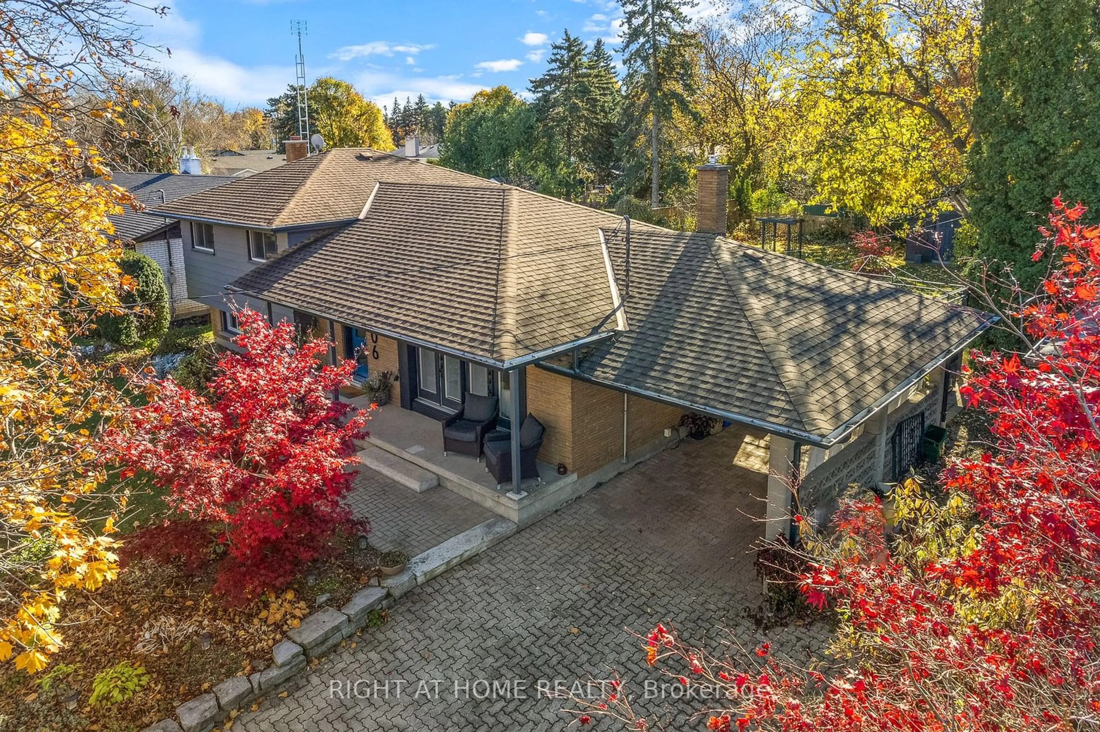 A pic from outside/outdoor area/front of a property/back of a property/a pic from drone, unknown for 306 Centre St, Niagara-on-the-Lake Ontario L0S 1J0