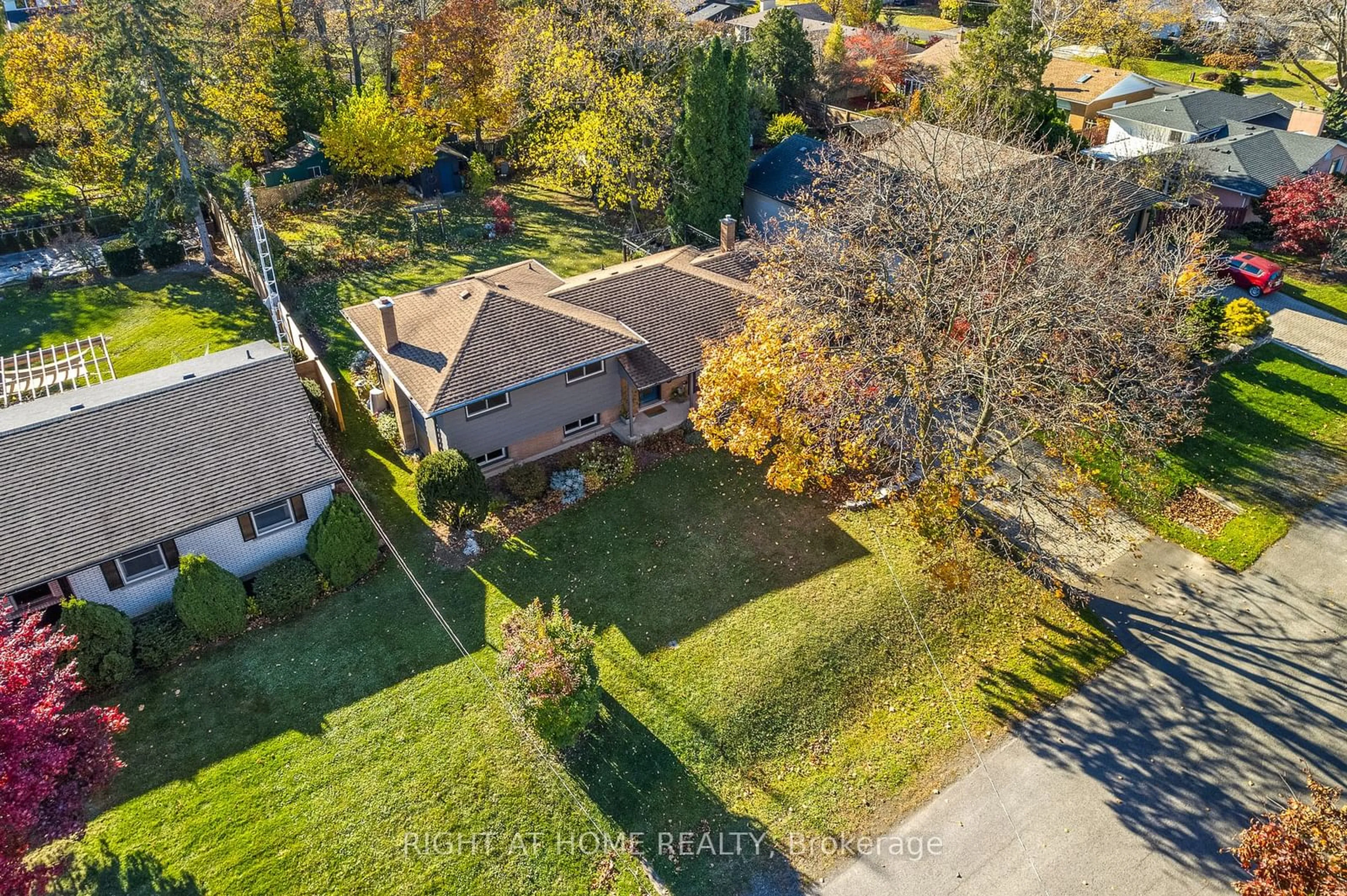 A pic from outside/outdoor area/front of a property/back of a property/a pic from drone, street for 306 Centre St, Niagara-on-the-Lake Ontario L0S 1J0