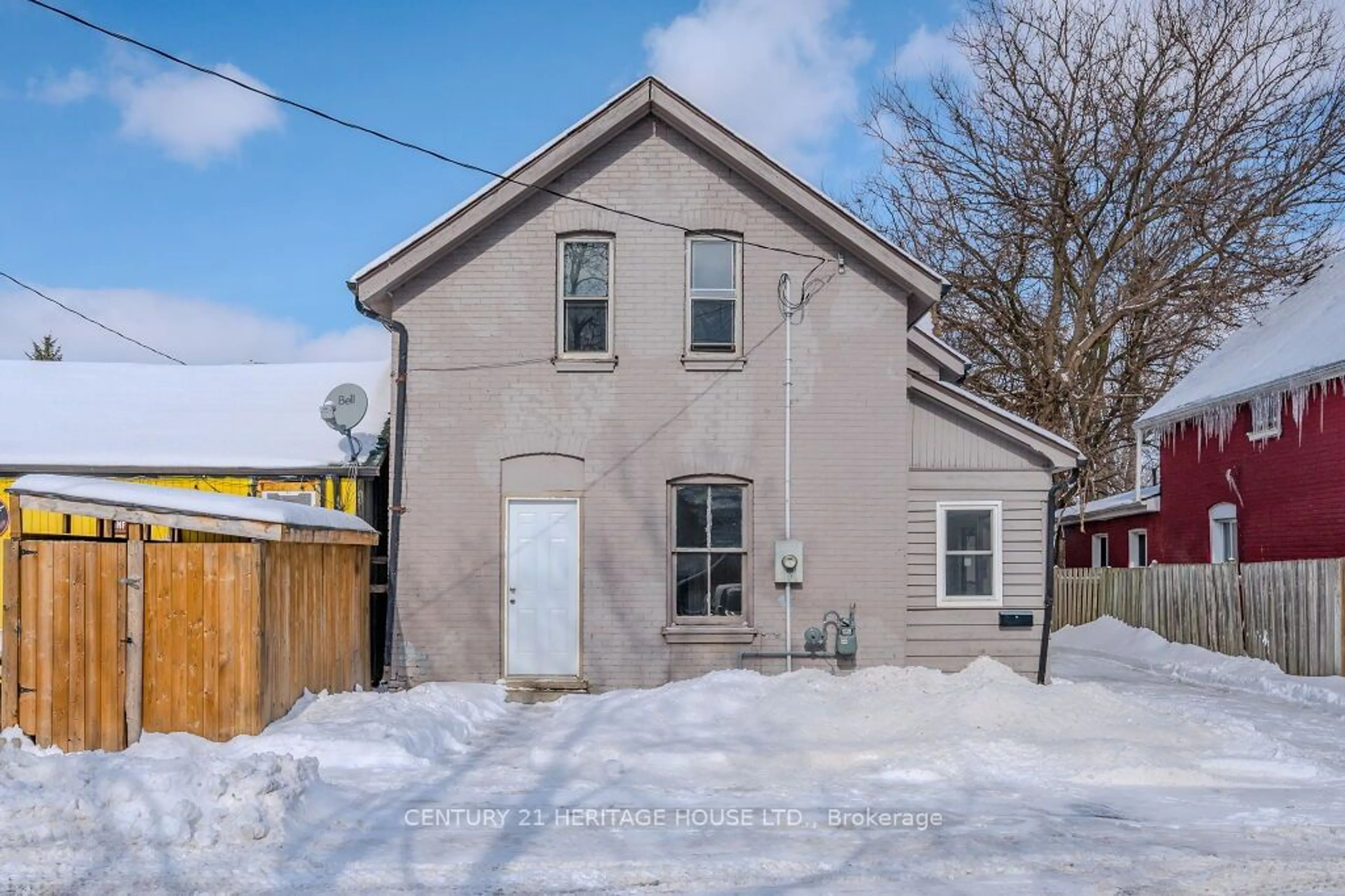 A pic from outside/outdoor area/front of a property/back of a property/a pic from drone, street for 39 Park Ave, Brantford Ontario N3S 5H2