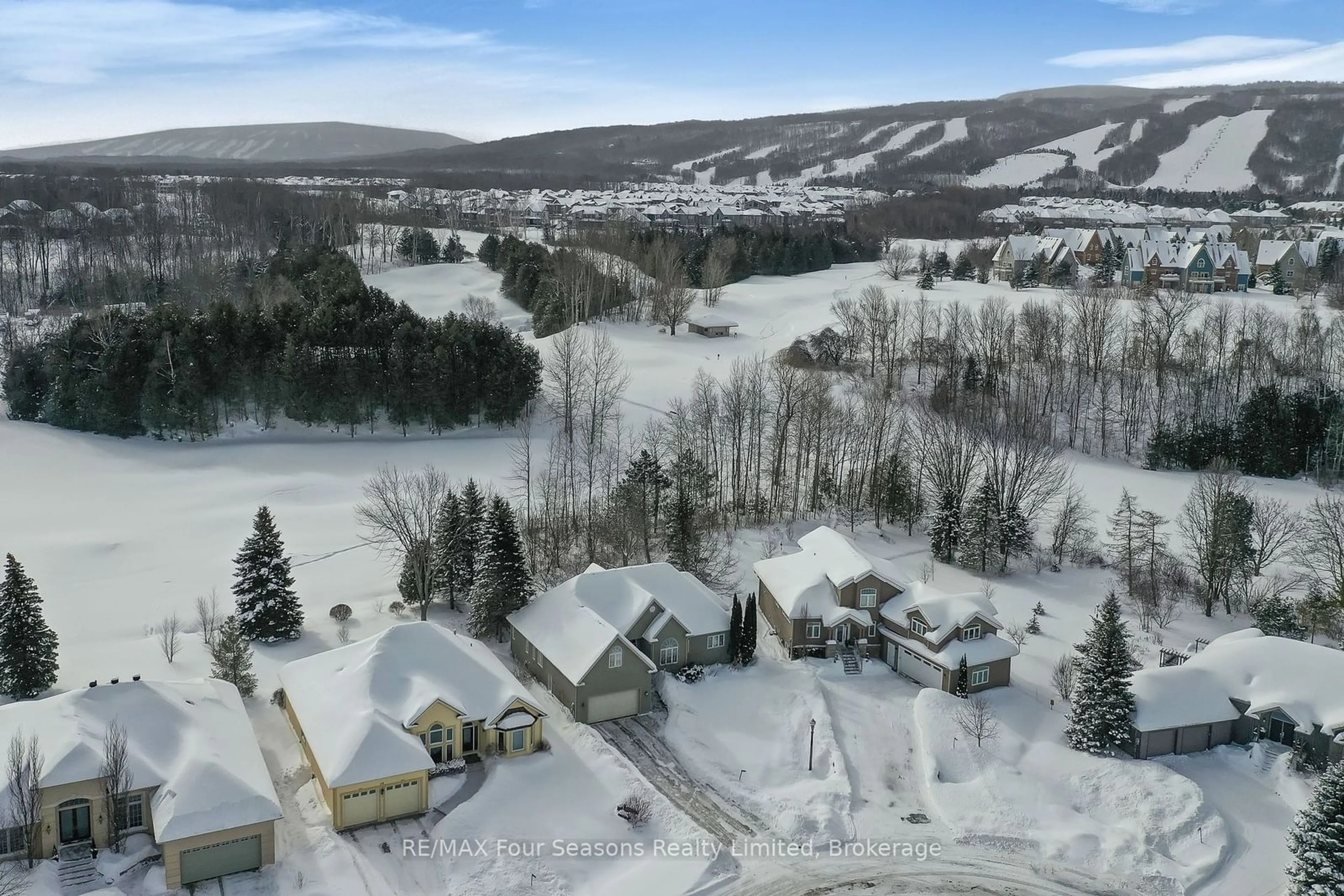 A pic from outside/outdoor area/front of a property/back of a property/a pic from drone, mountain view for 116 Augusta Cres, Blue Mountains Ontario L9Y 0K7