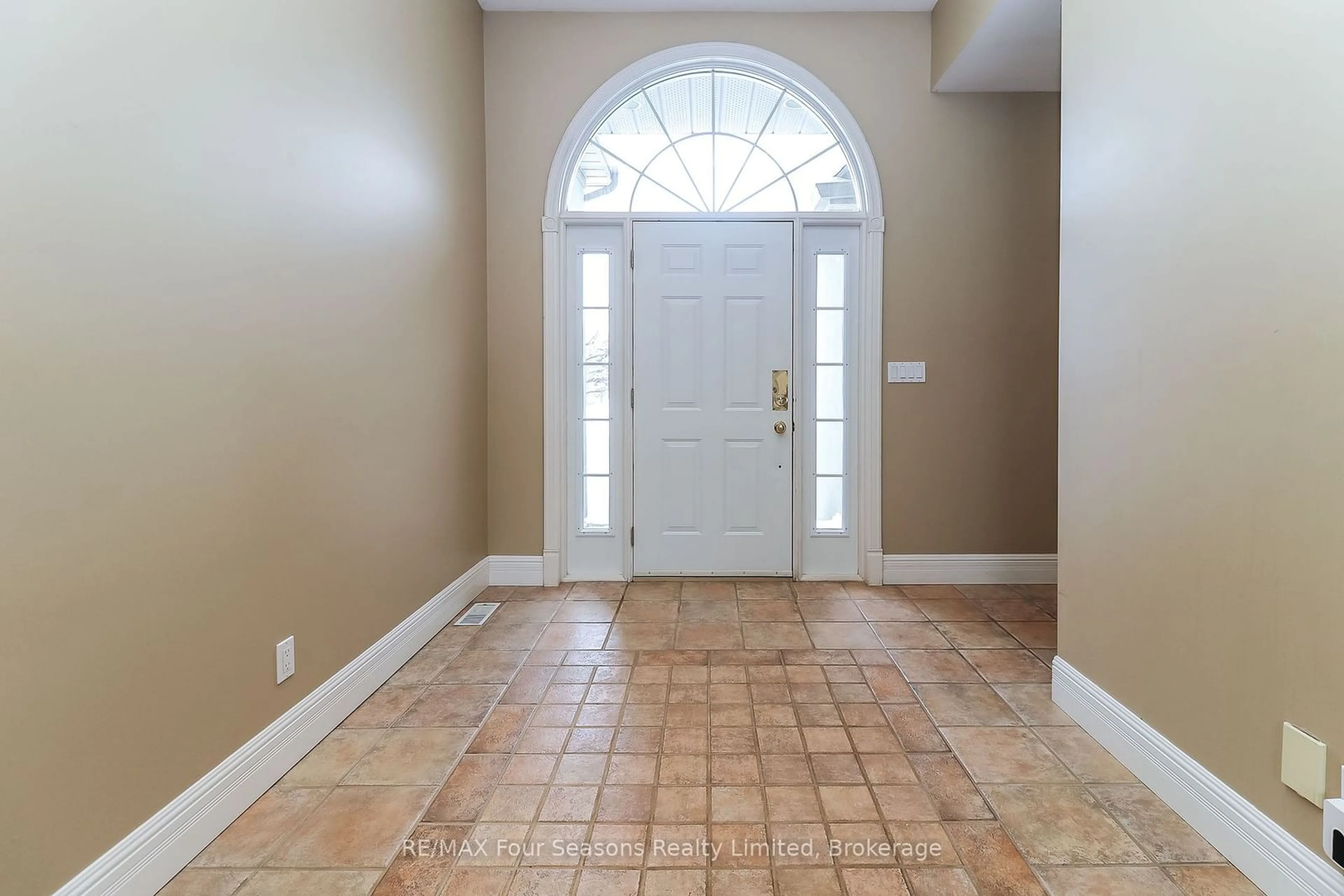 Indoor entryway for 116 Augusta Cres, Blue Mountains Ontario L9Y 0K7