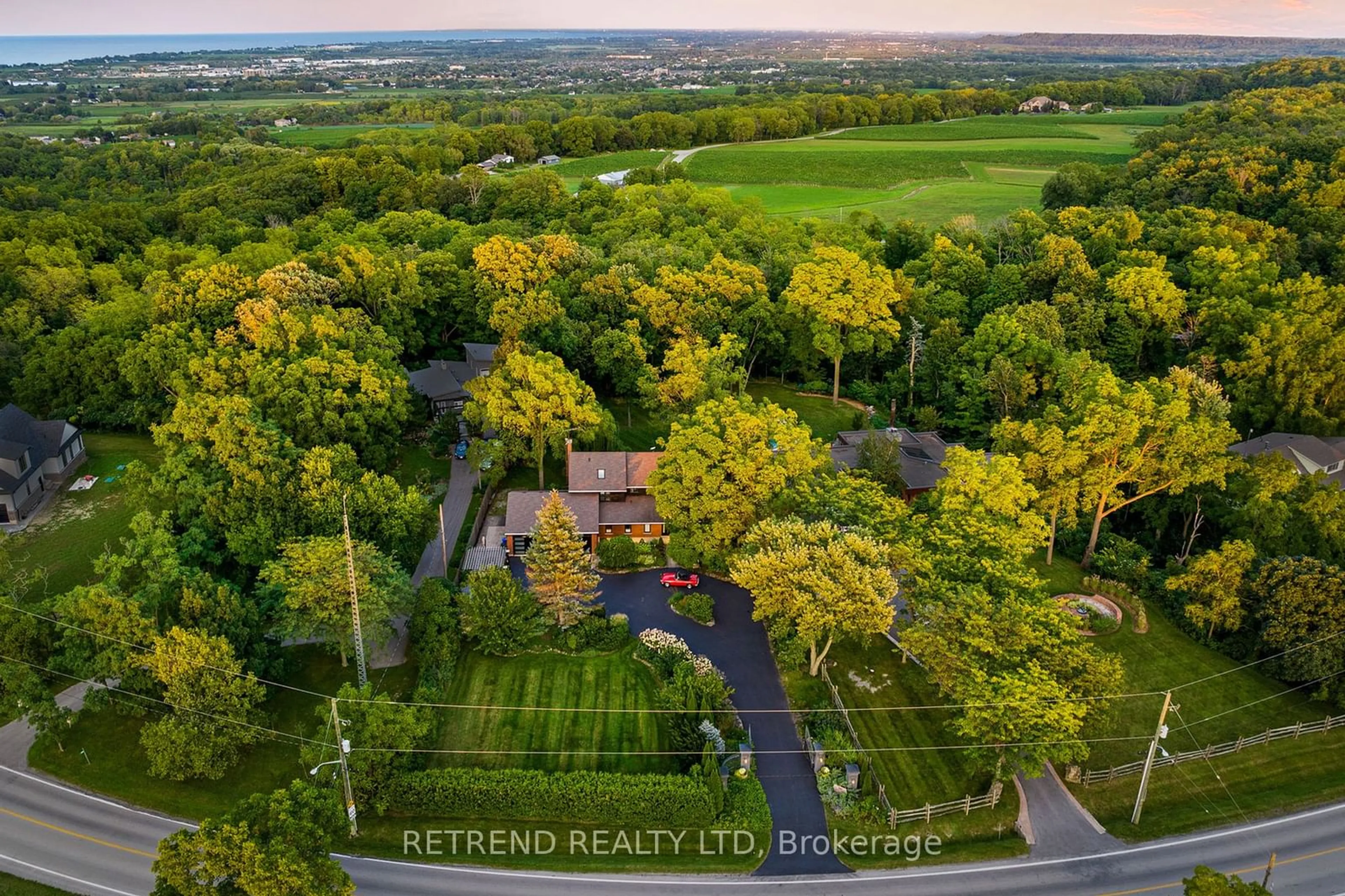 A pic from outside/outdoor area/front of a property/back of a property/a pic from drone, forest/trees view for 487 Ridge Rd, Grimsby Ontario L3M 0K5