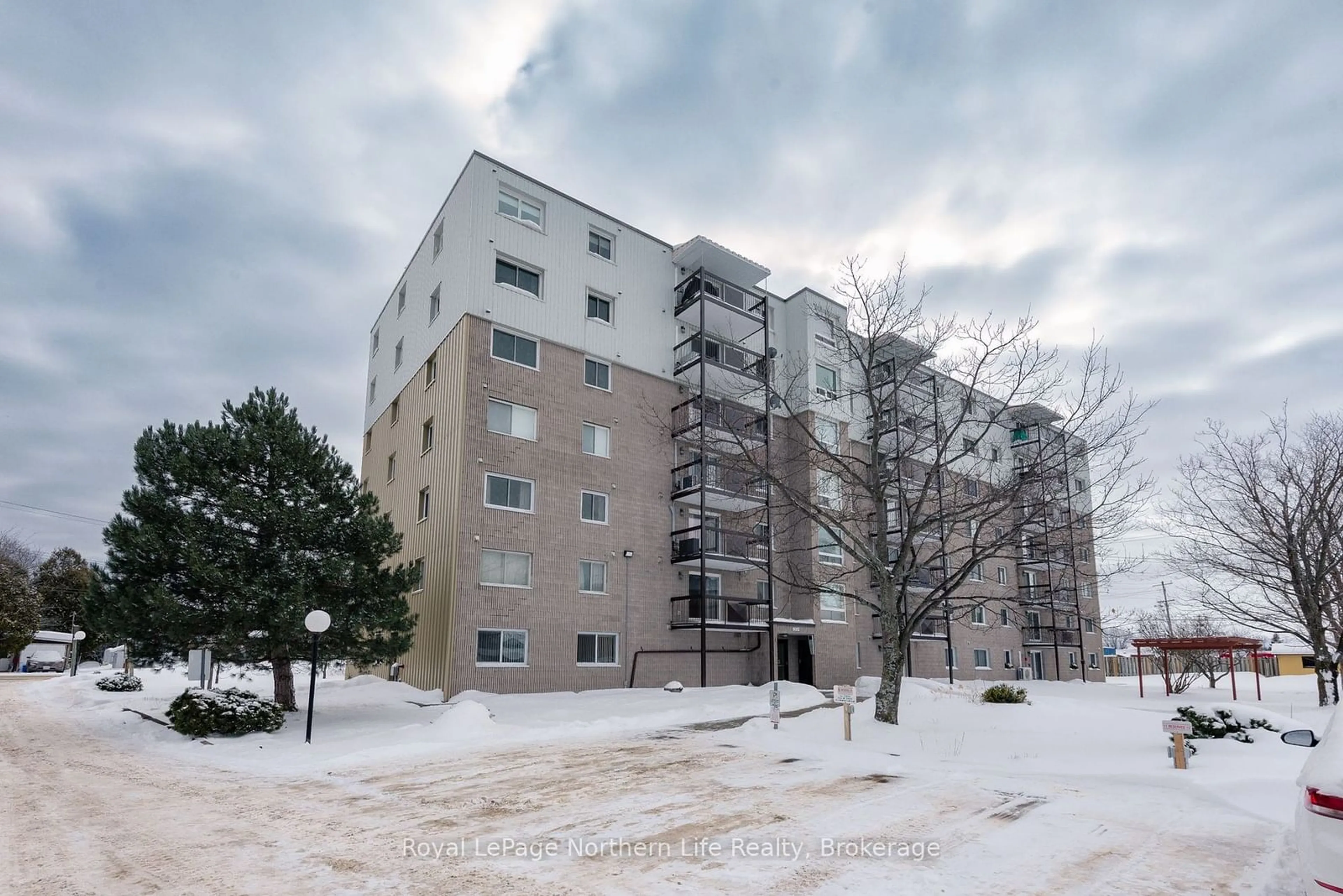 A pic from outside/outdoor area/front of a property/back of a property/a pic from drone, building for 935 Stockdale Rd #502, North Bay Ontario P1B 9L7