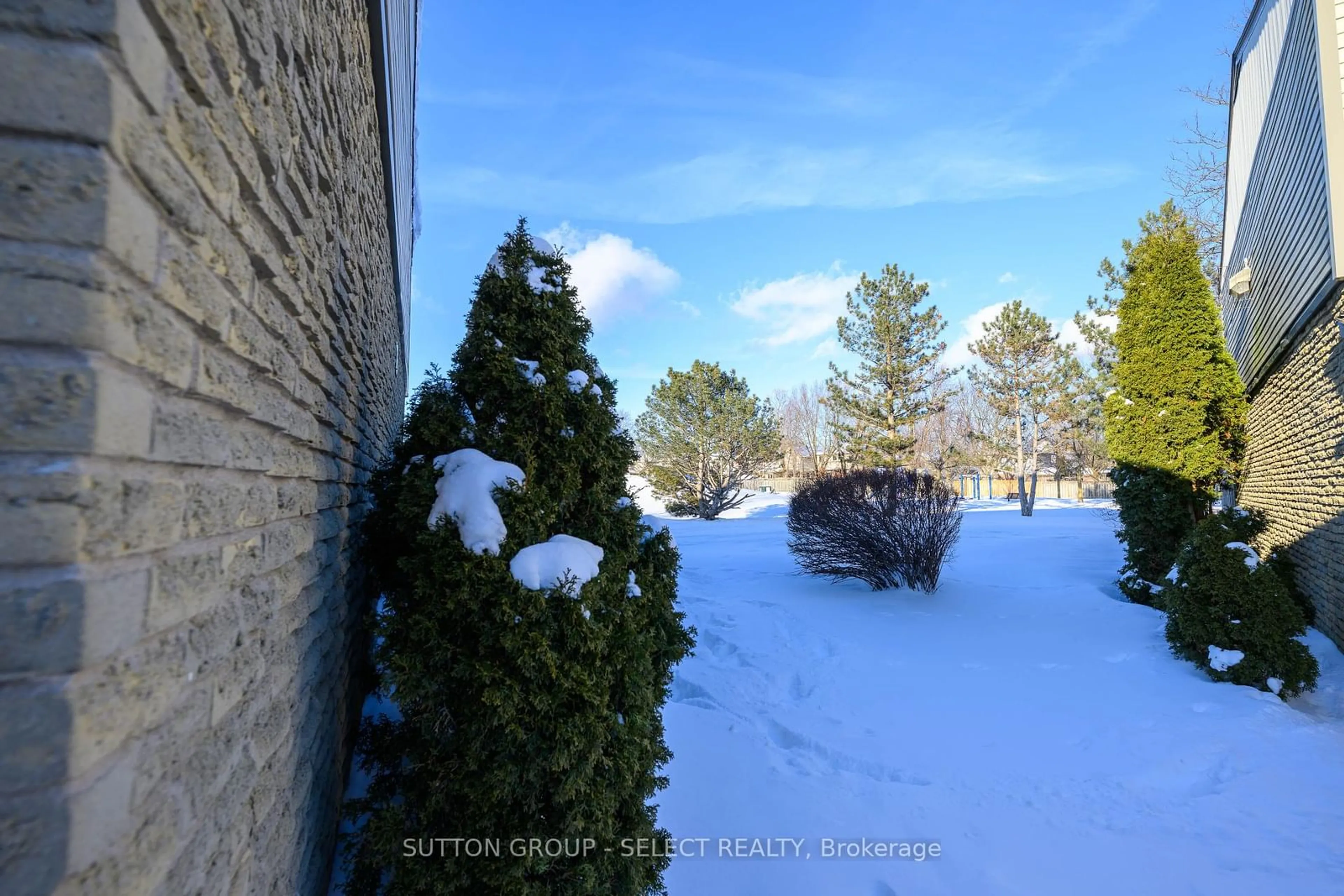 A pic from outside/outdoor area/front of a property/back of a property/a pic from drone, forest/trees view for 193 DEVERON Cres, London Ontario N5Z 4J7