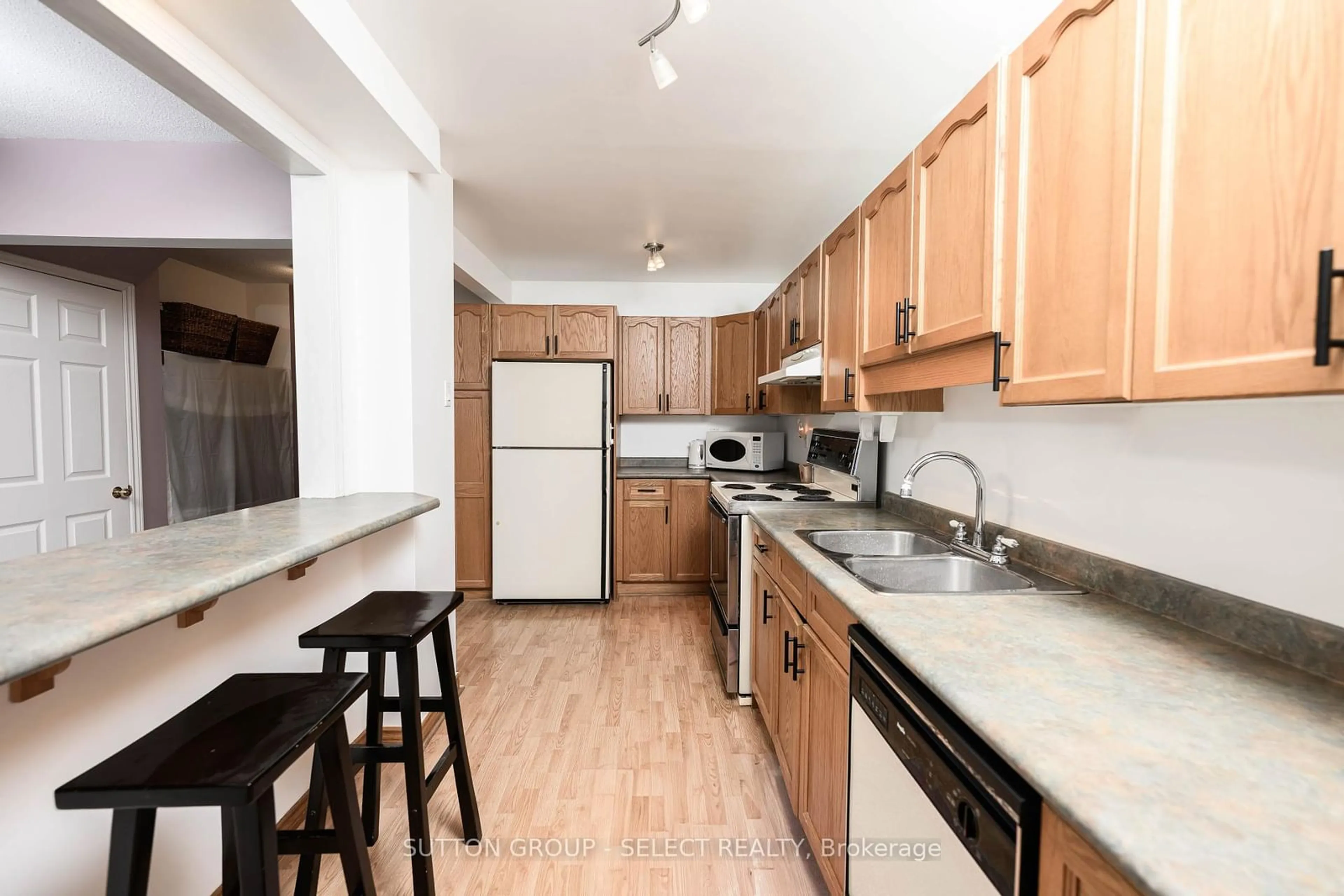 Standard kitchen, unknown for 193 DEVERON Cres, London Ontario N5Z 4J7