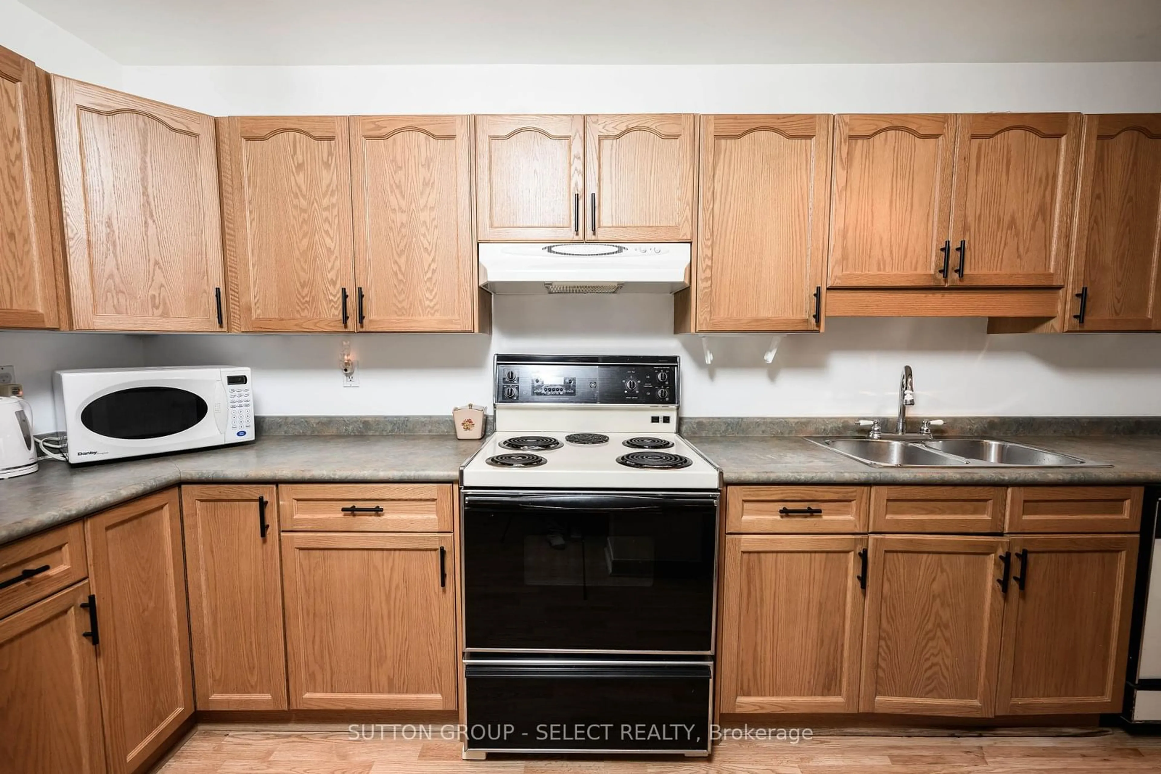 Standard kitchen, unknown for 193 DEVERON Cres, London Ontario N5Z 4J7