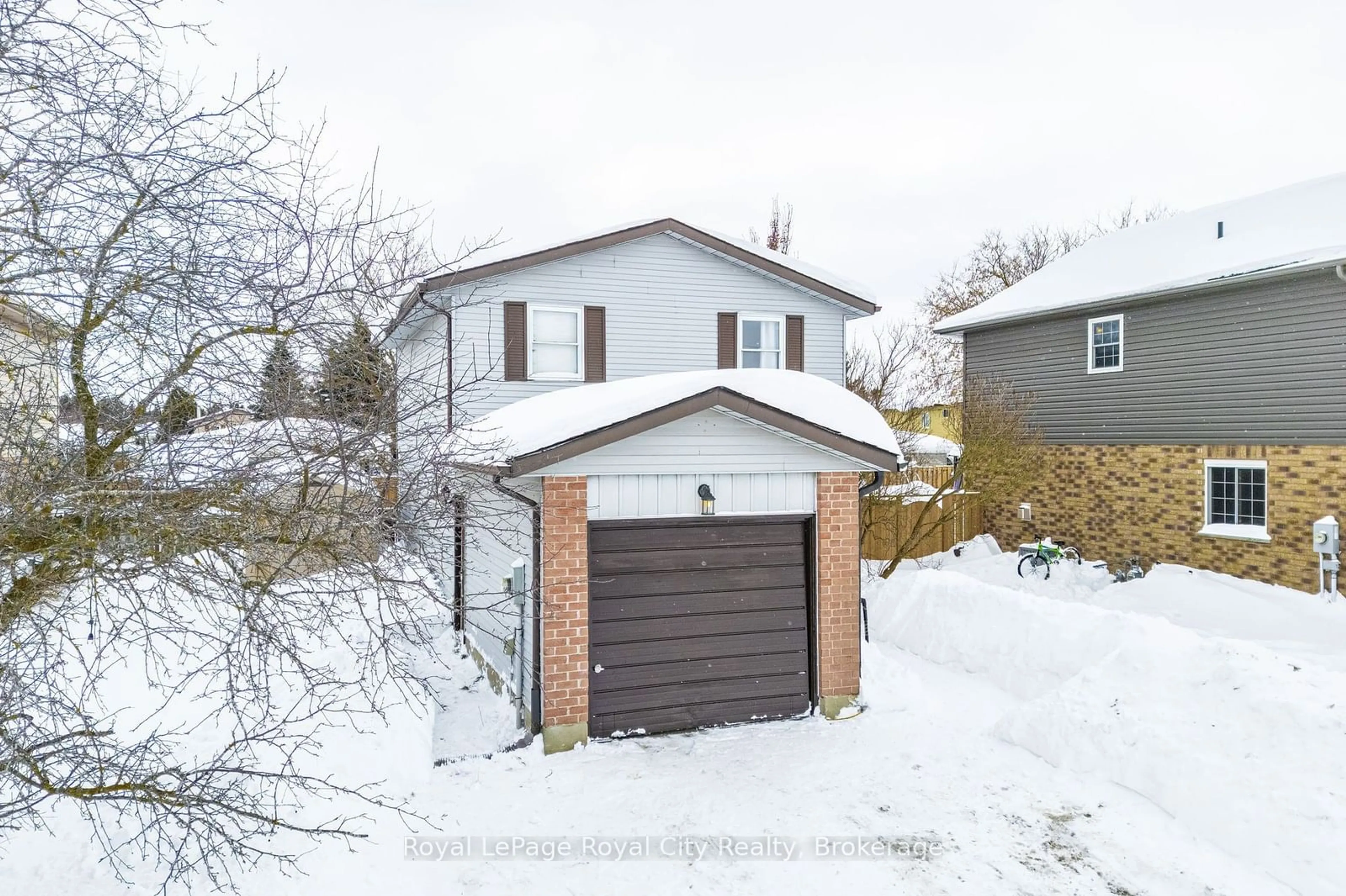 A pic from outside/outdoor area/front of a property/back of a property/a pic from drone, street for 300 Stornoway Dr, Centre Wellington Ontario N1M 3K6