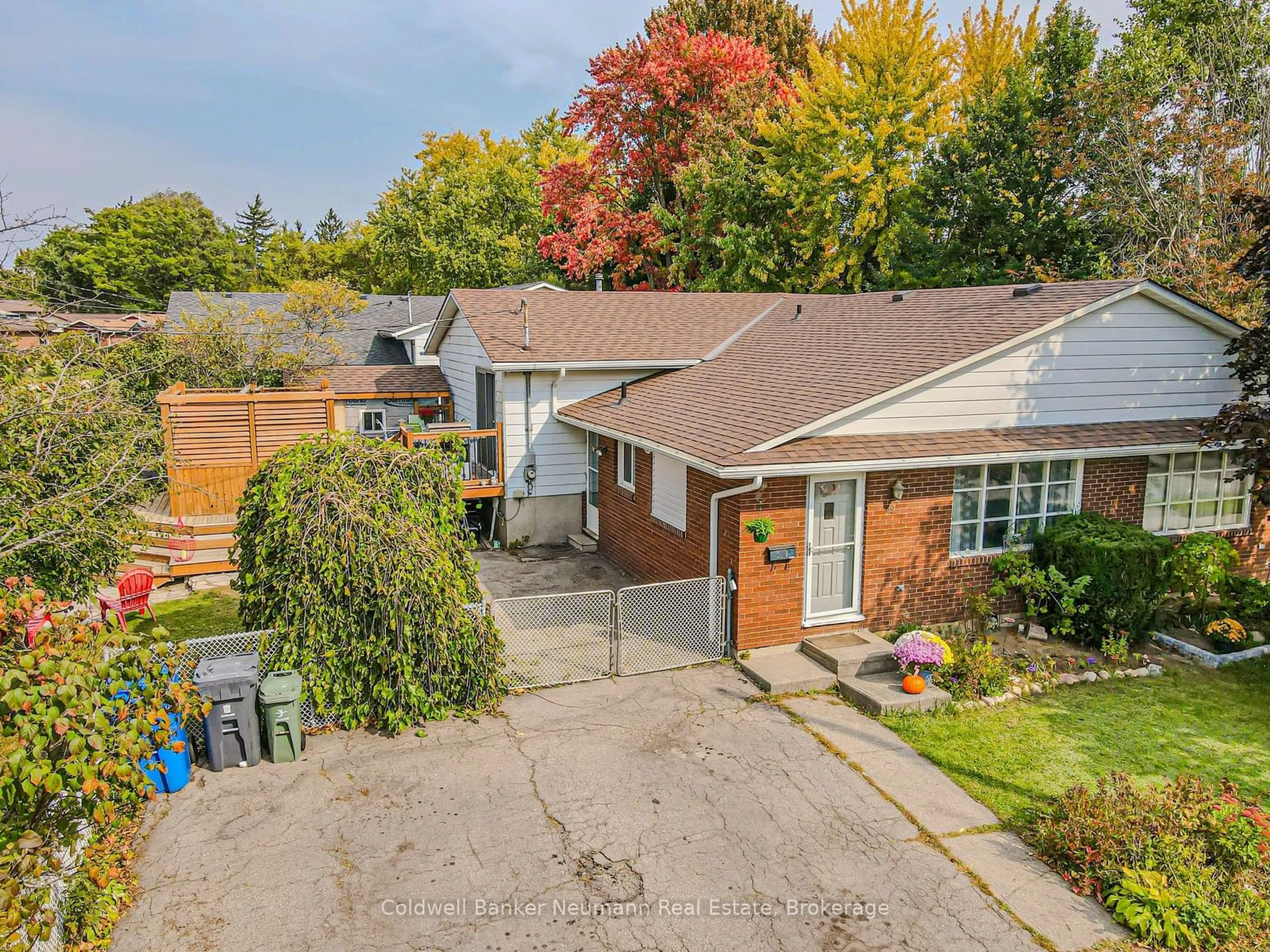 A pic from outside/outdoor area/front of a property/back of a property/a pic from drone, street for 39 INVERNESS Dr, Guelph Ontario N1E 3M1