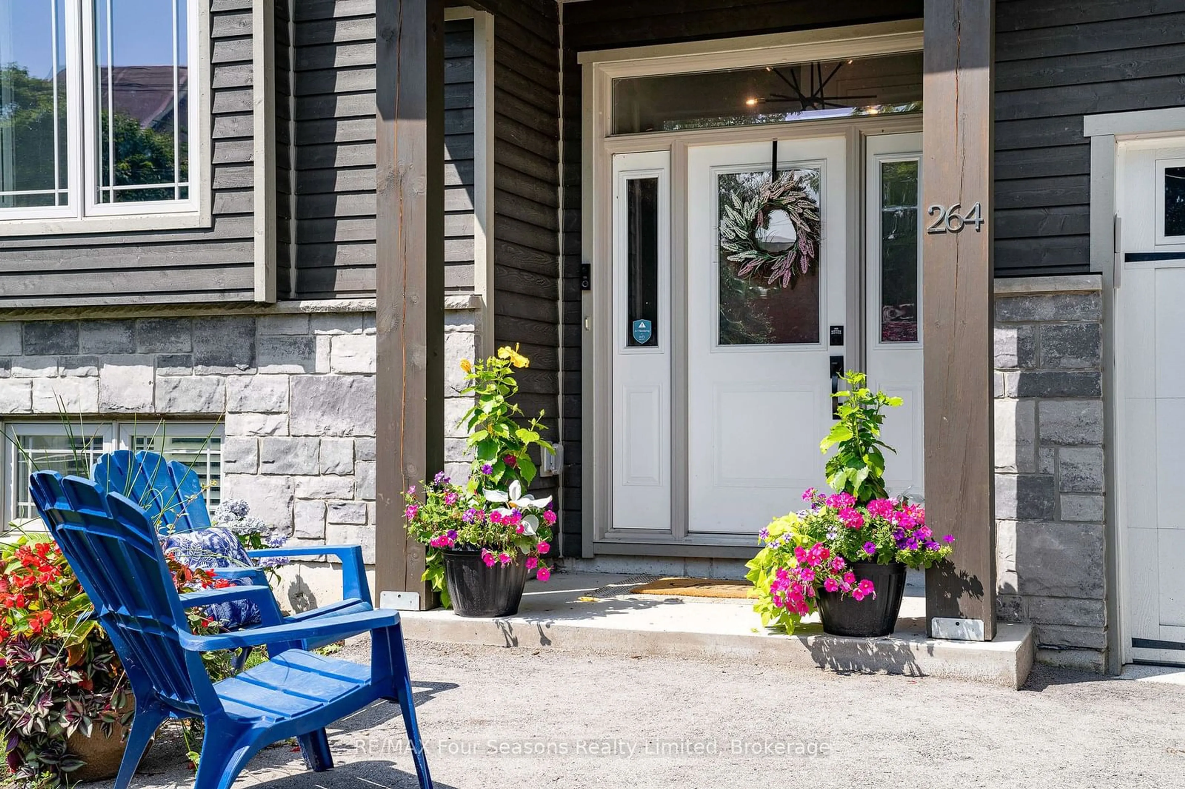 Indoor entryway for 264 St Vincent St, Meaford Ontario N4L 1E8