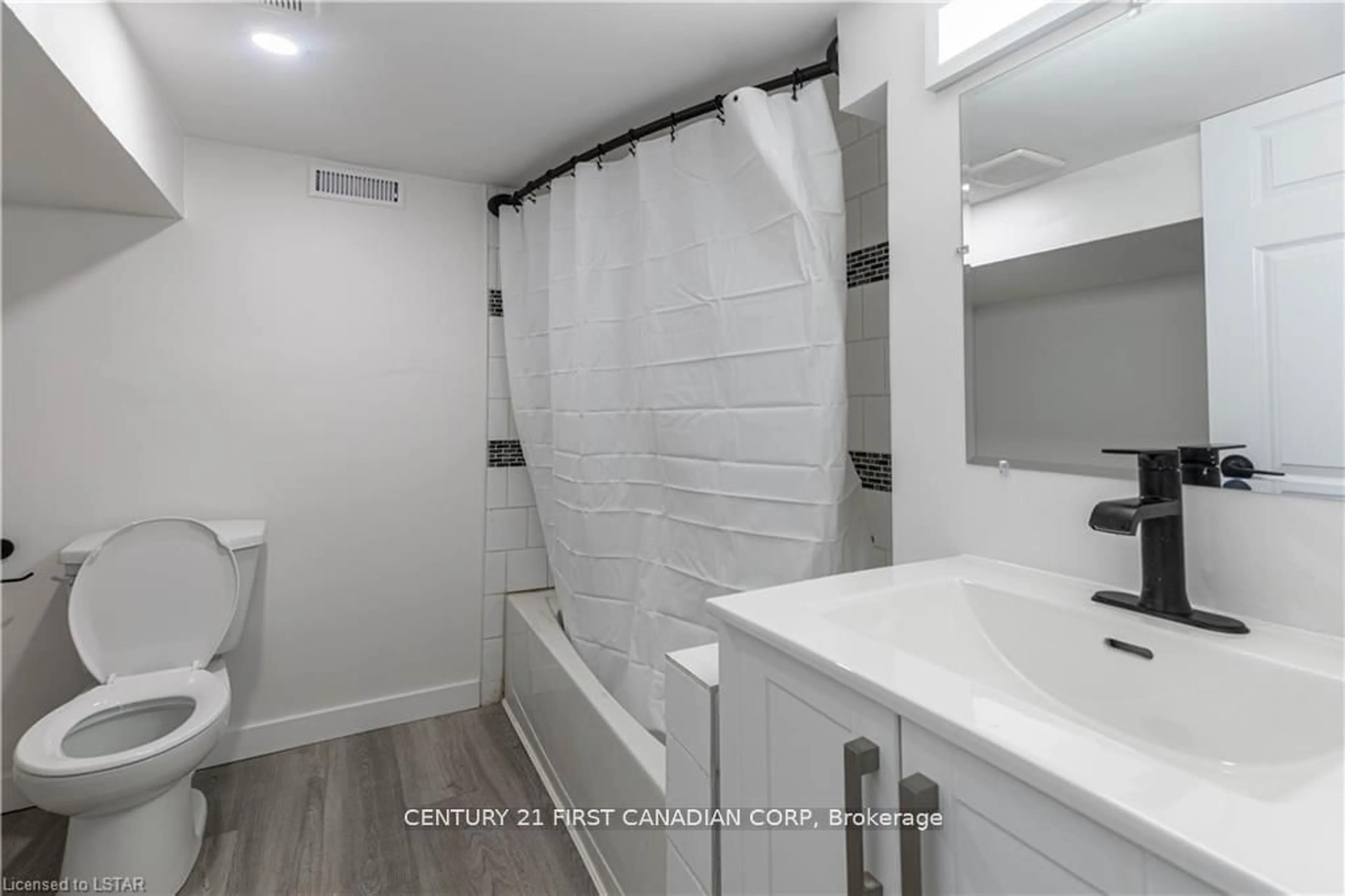 Standard bathroom, ceramic/tile floor for 420 EGERTON St, London Ontario N5W 3Z3