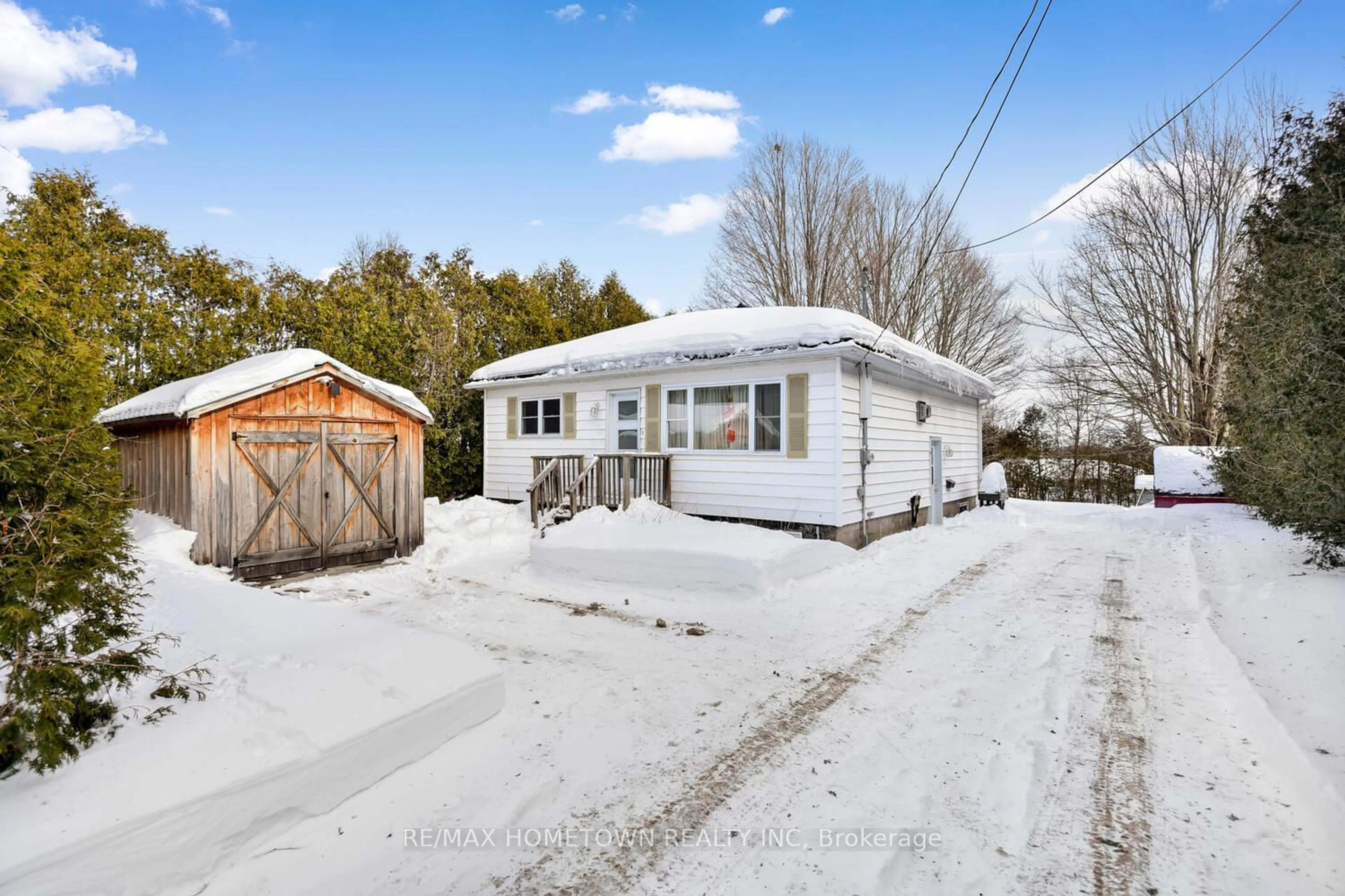 A pic from outside/outdoor area/front of a property/back of a property/a pic from drone, street for 133 East Mclean Blvd, Augusta Ontario K0E 1P0