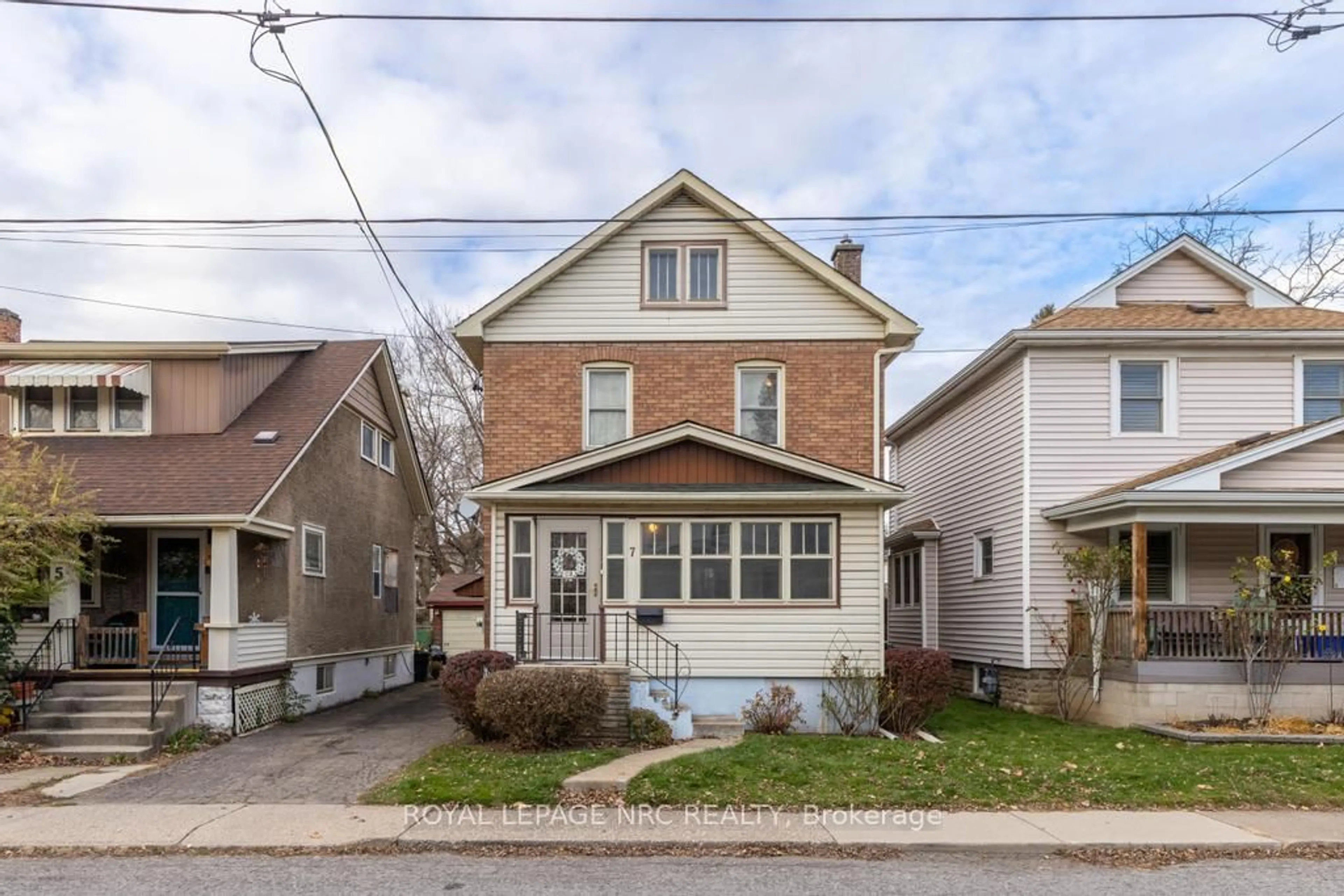 Home with brick exterior material, street for 7 Chaplin Ave, St. Catharines Ontario L2R 2E4