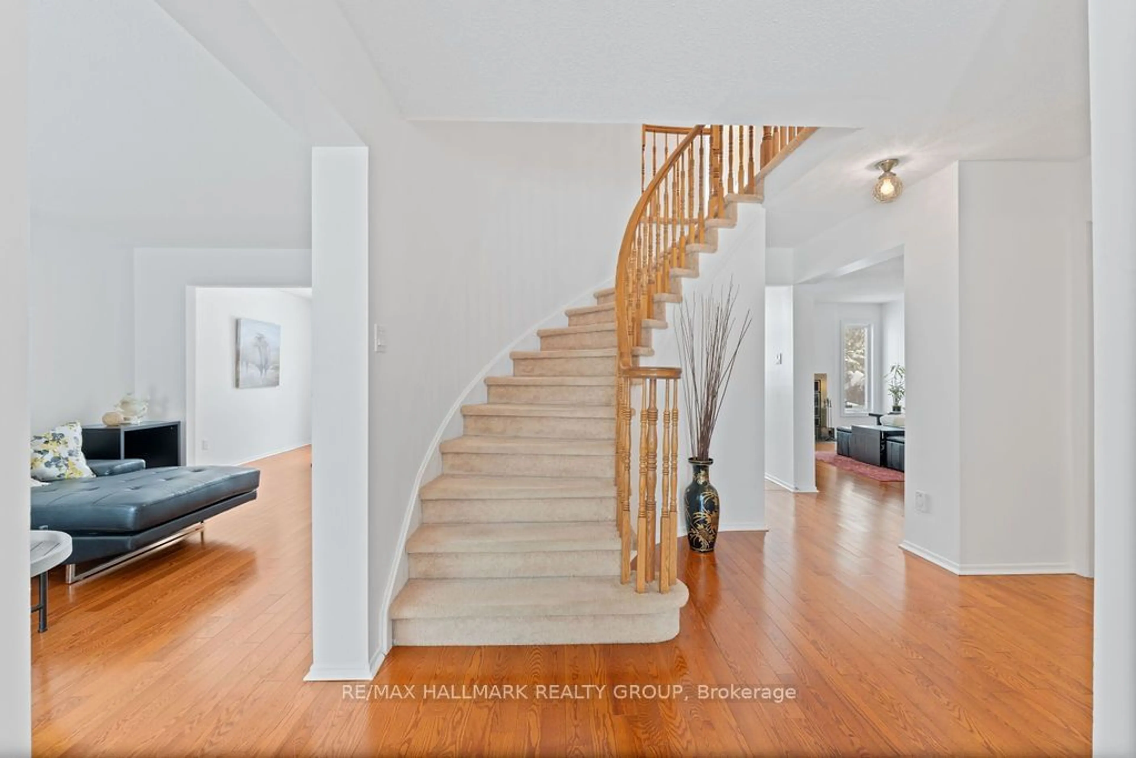 Indoor foyer for 23 Pittaway Ave, Hunt Club - South Keys and Area Ontario K1G 4P8