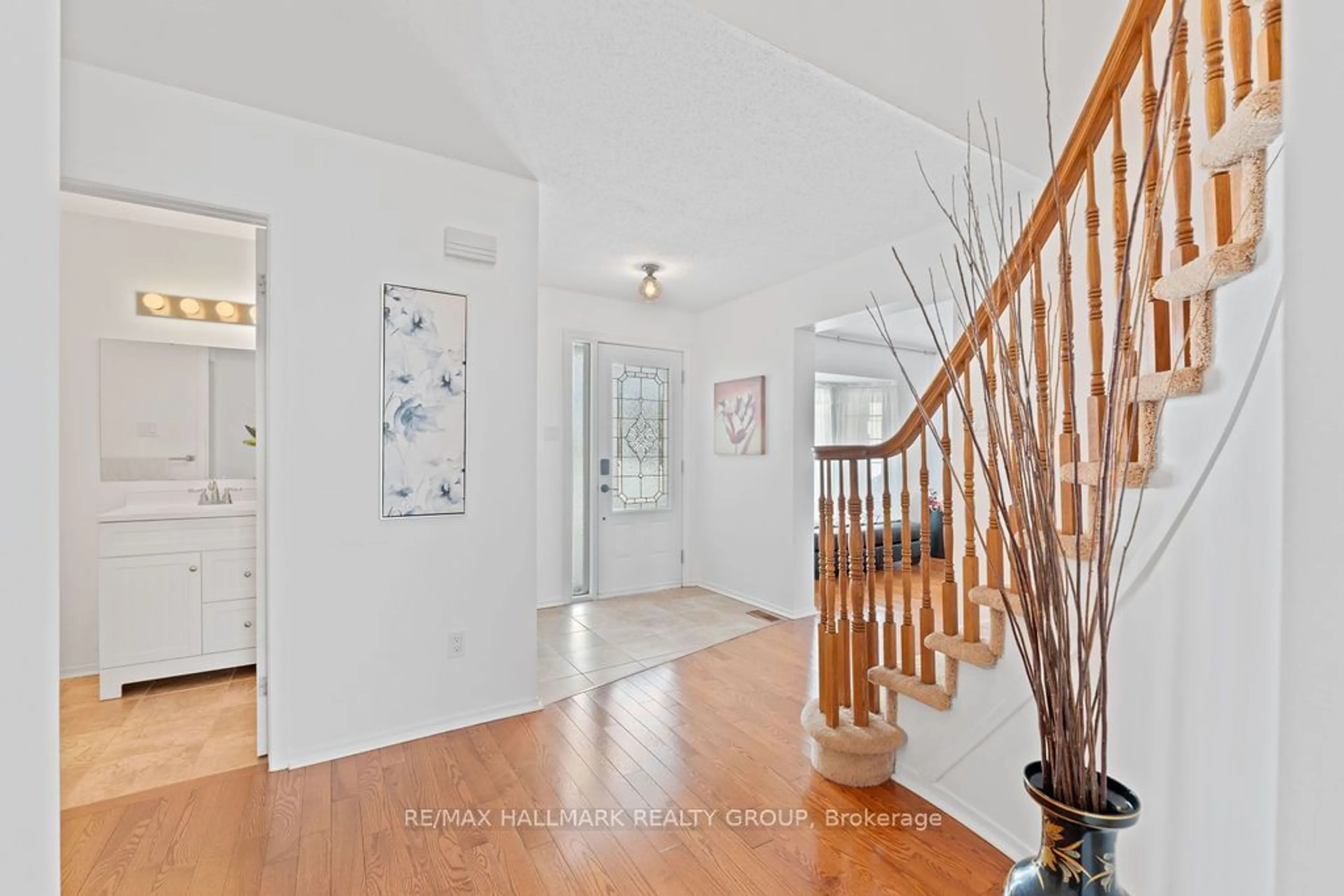 Indoor entryway for 23 Pittaway Ave, Hunt Club - South Keys and Area Ontario K1G 4P8