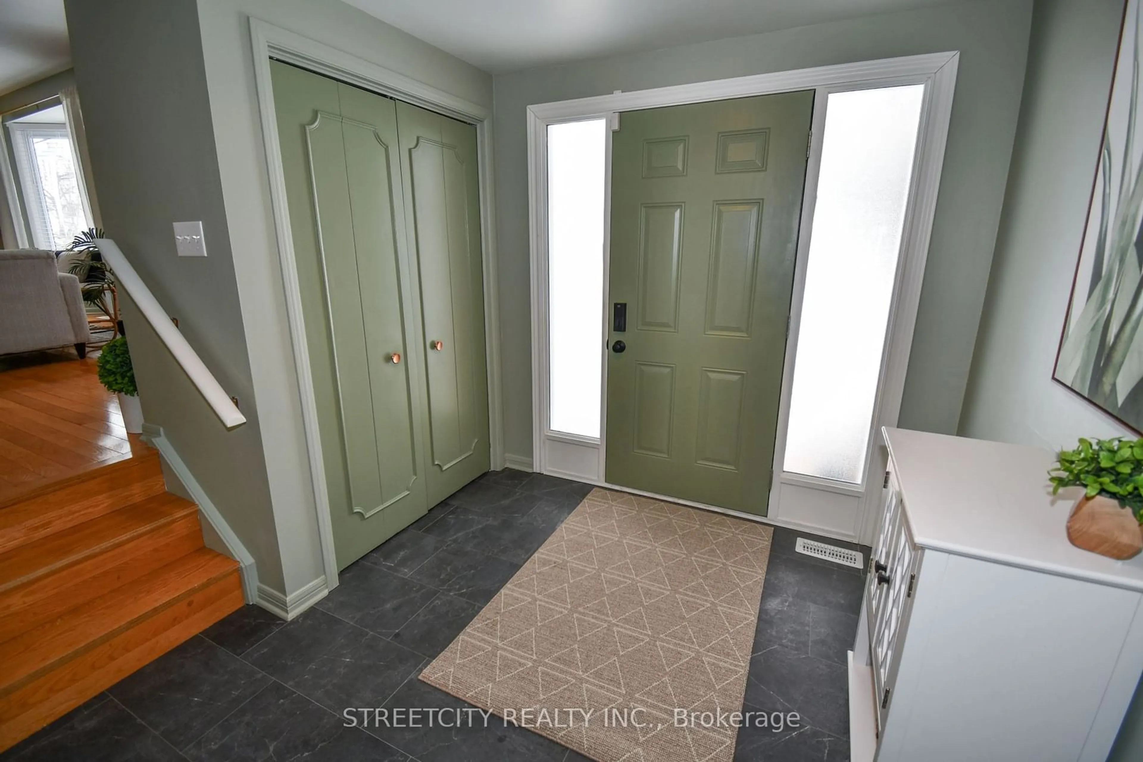 Indoor entryway for 10 MILFORD Cres, London Ontario N5X 1A8