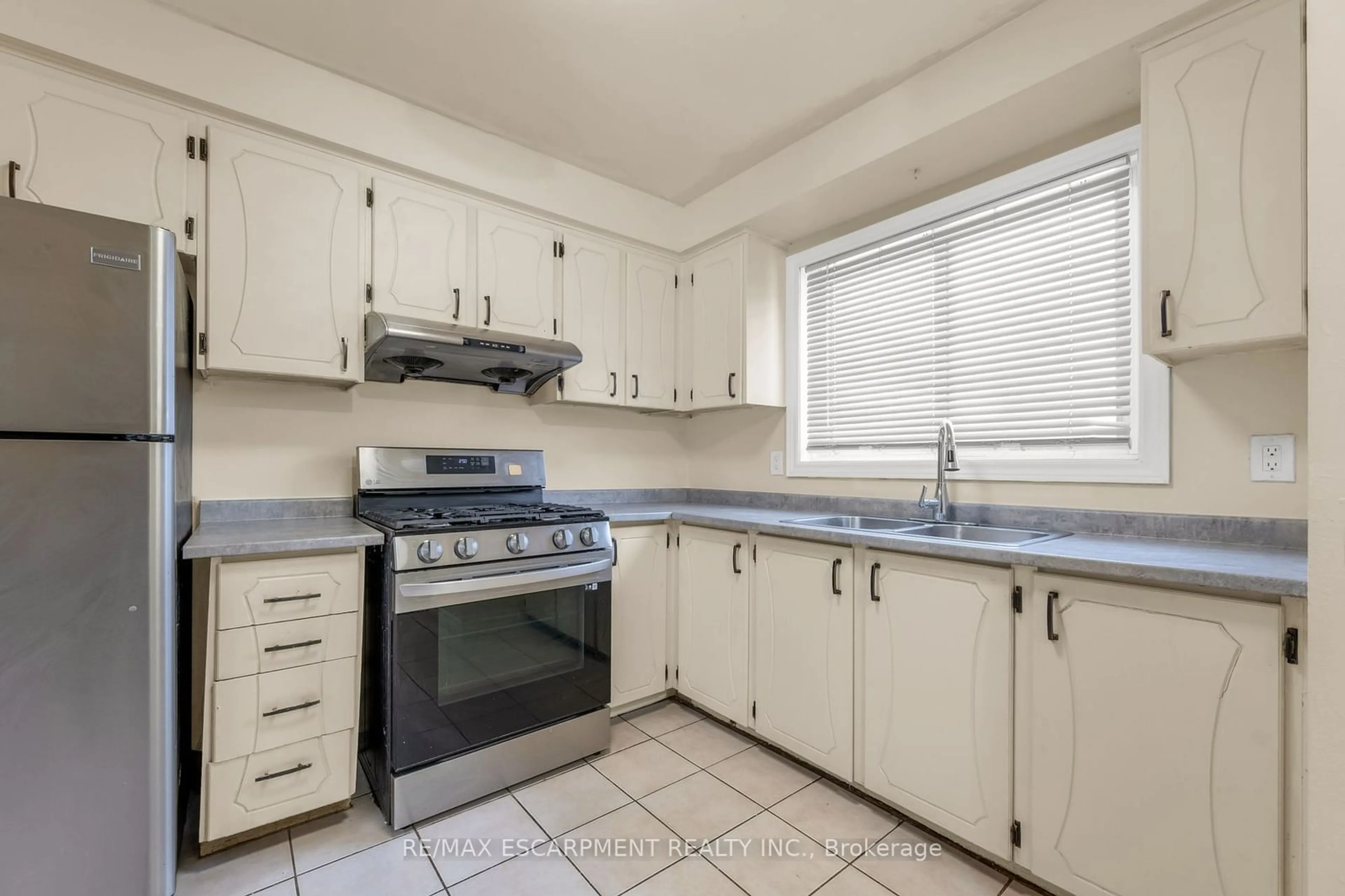 Standard kitchen, unknown for 11 Huntsville St #F, Hamilton Ontario L9A 4X1