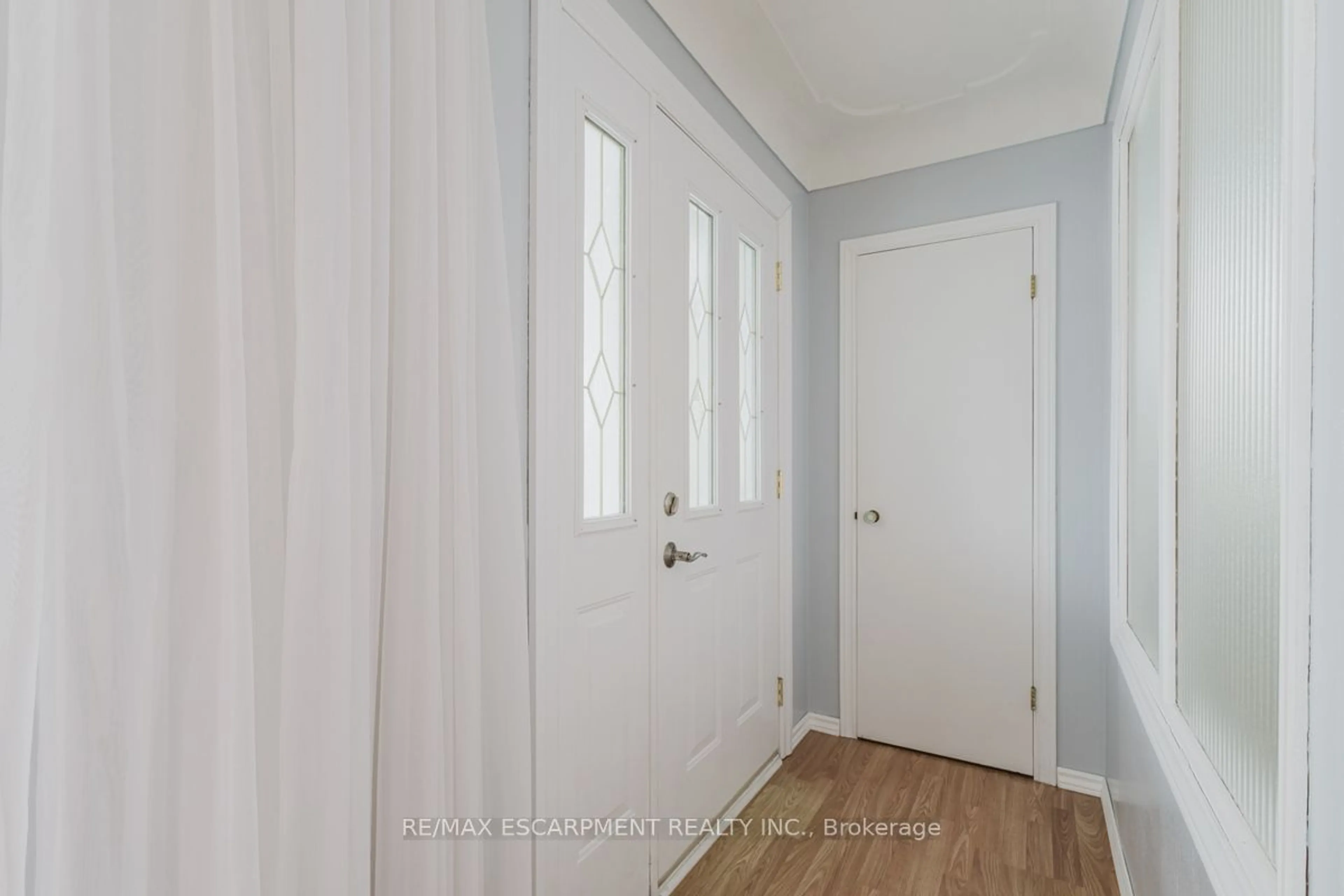 Indoor entryway for 18 Marion Cres, Hamilton Ontario L9H 1J1