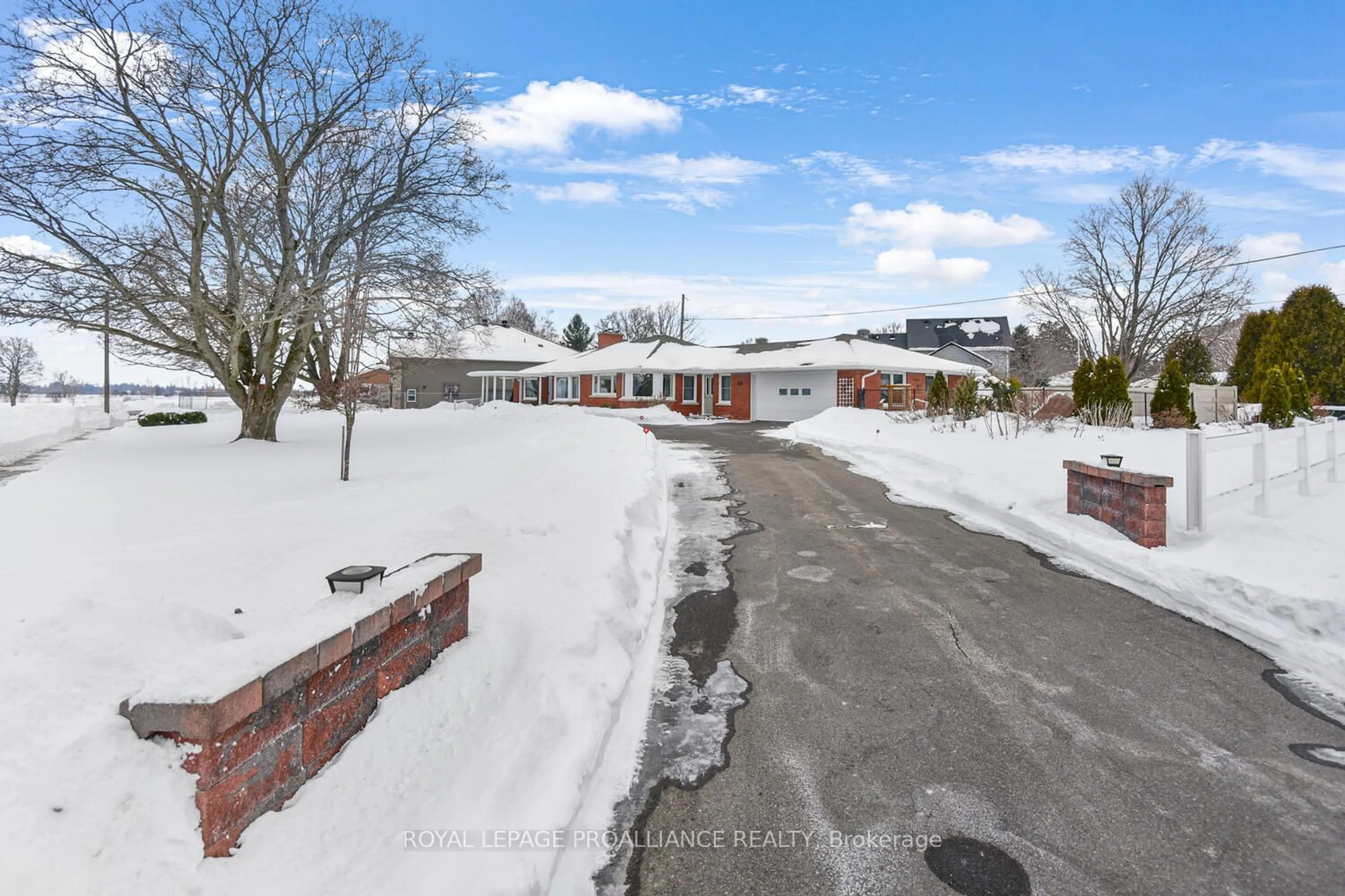 A pic from outside/outdoor area/front of a property/back of a property/a pic from drone, street for 26 Lakeview Dr, South Dundas Ontario K0E 1K0