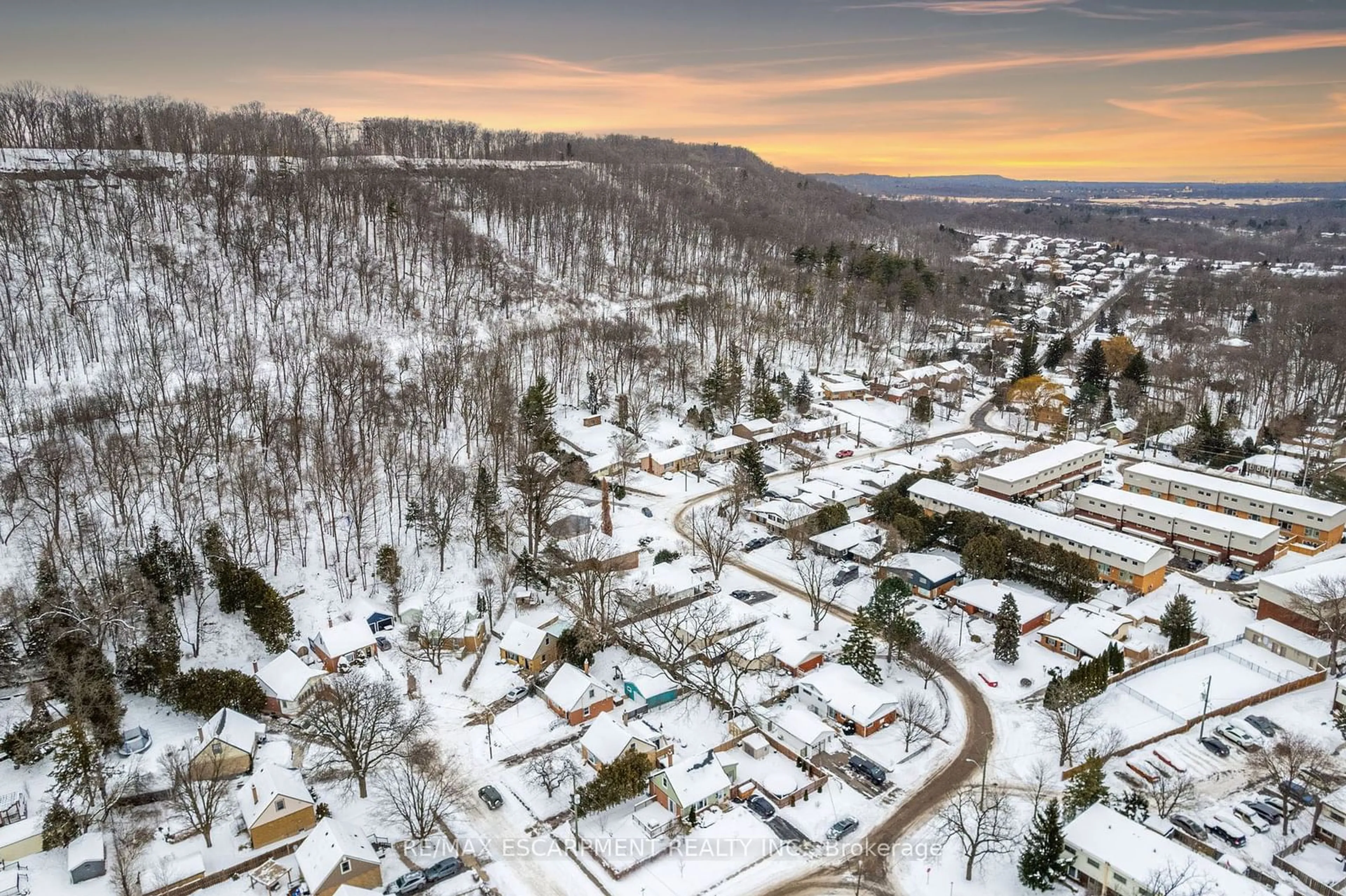 A pic from outside/outdoor area/front of a property/back of a property/a pic from drone, mountain view for 9 Martingrove Dr, Hamilton Ontario L9H 1T1