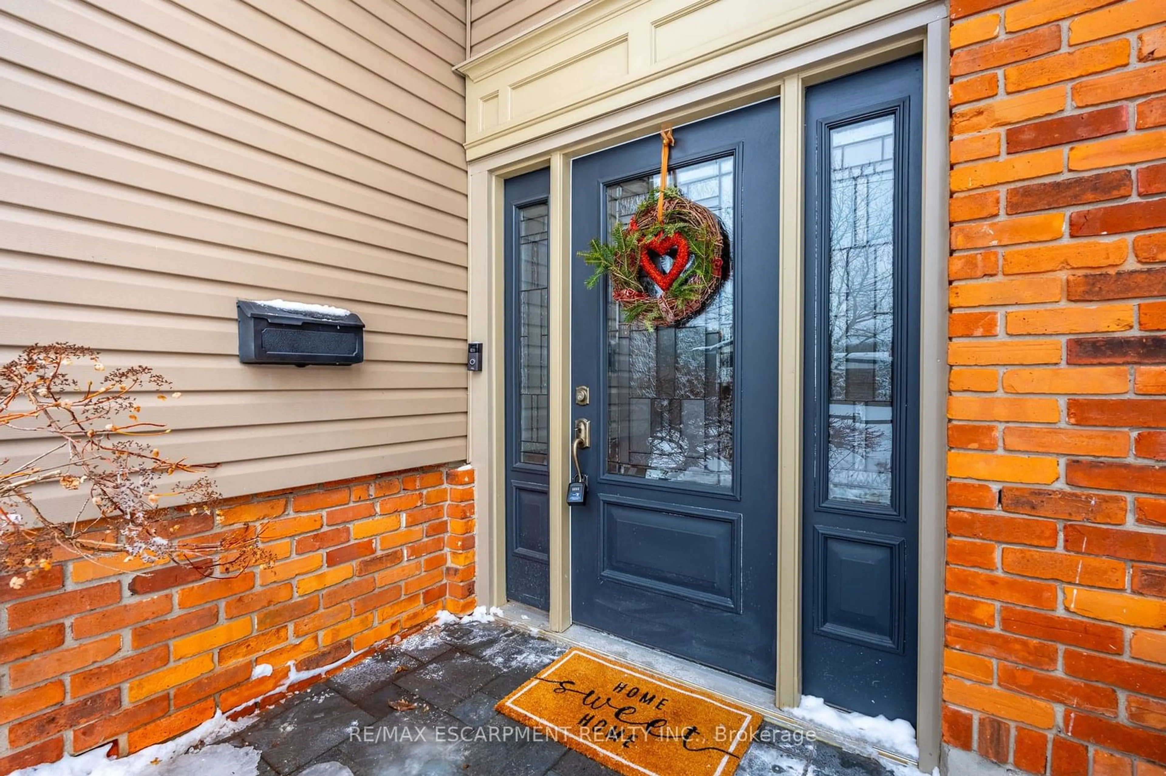 Indoor entryway for 9 Martingrove Dr, Hamilton Ontario L9H 1T1