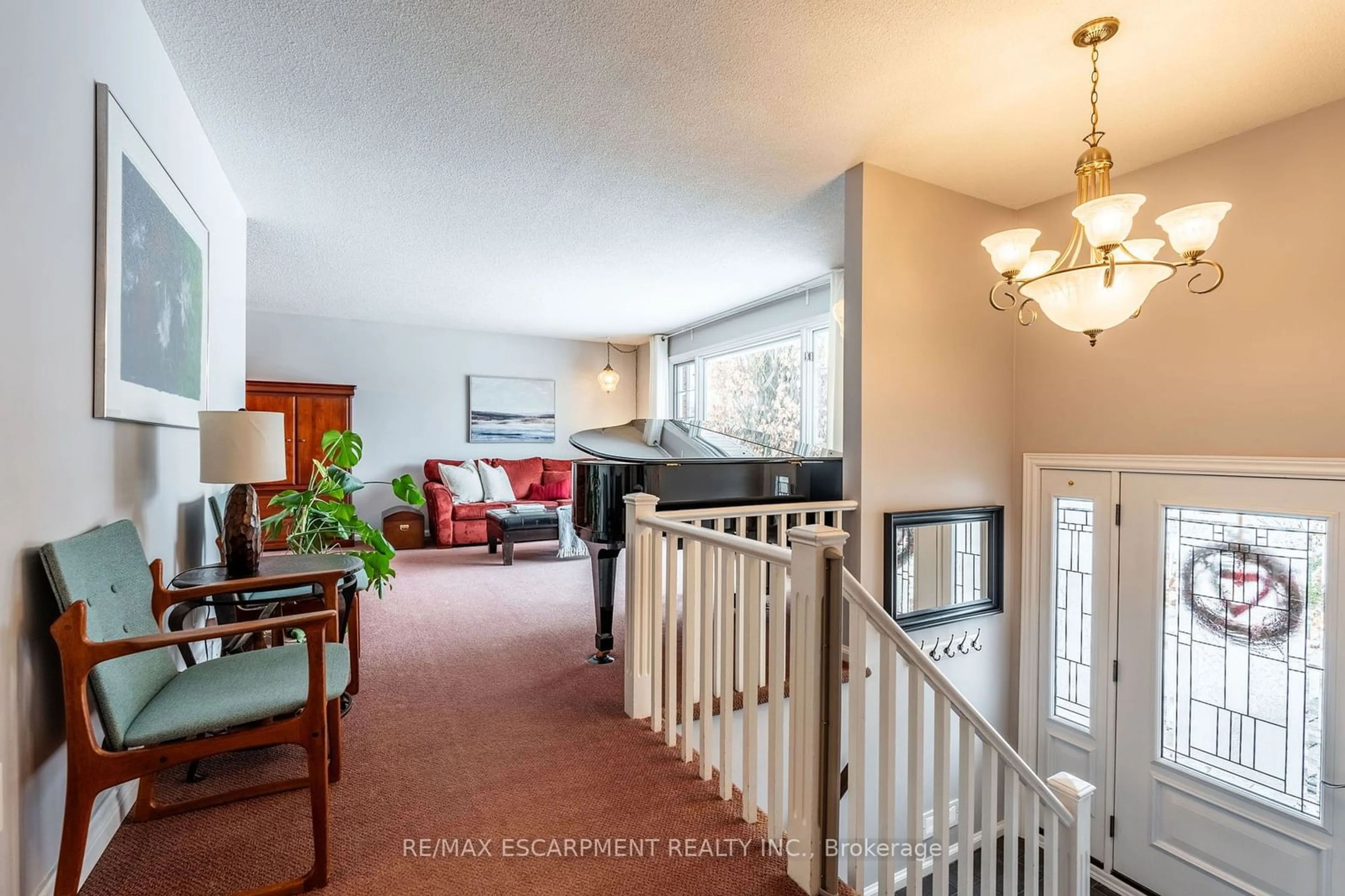 Indoor foyer for 9 Martingrove Dr, Hamilton Ontario L9H 1T1