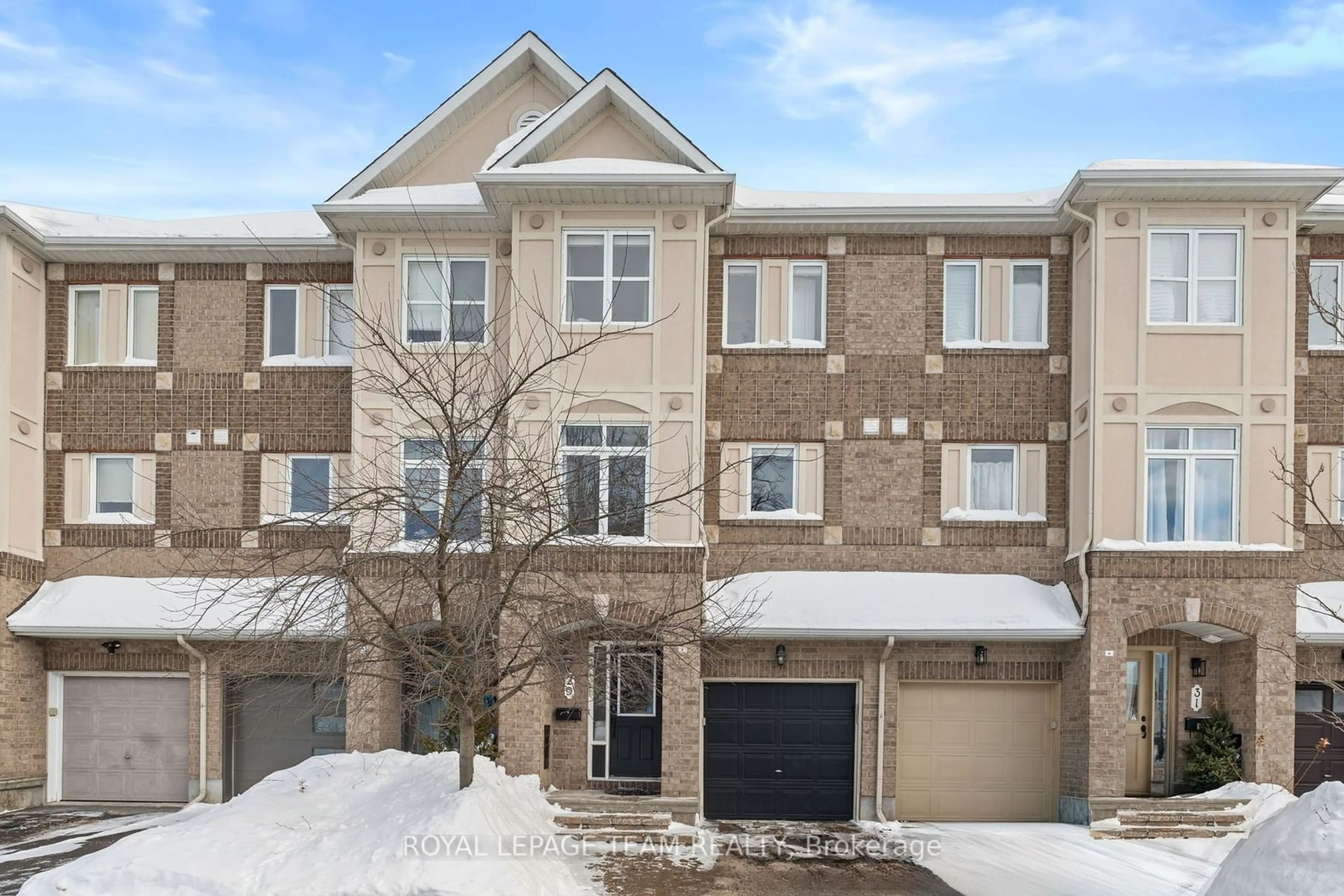 A pic from outside/outdoor area/front of a property/back of a property/a pic from drone, street for 29 Briarway Private, Westboro - Hampton Park Ontario K1Z 1C3