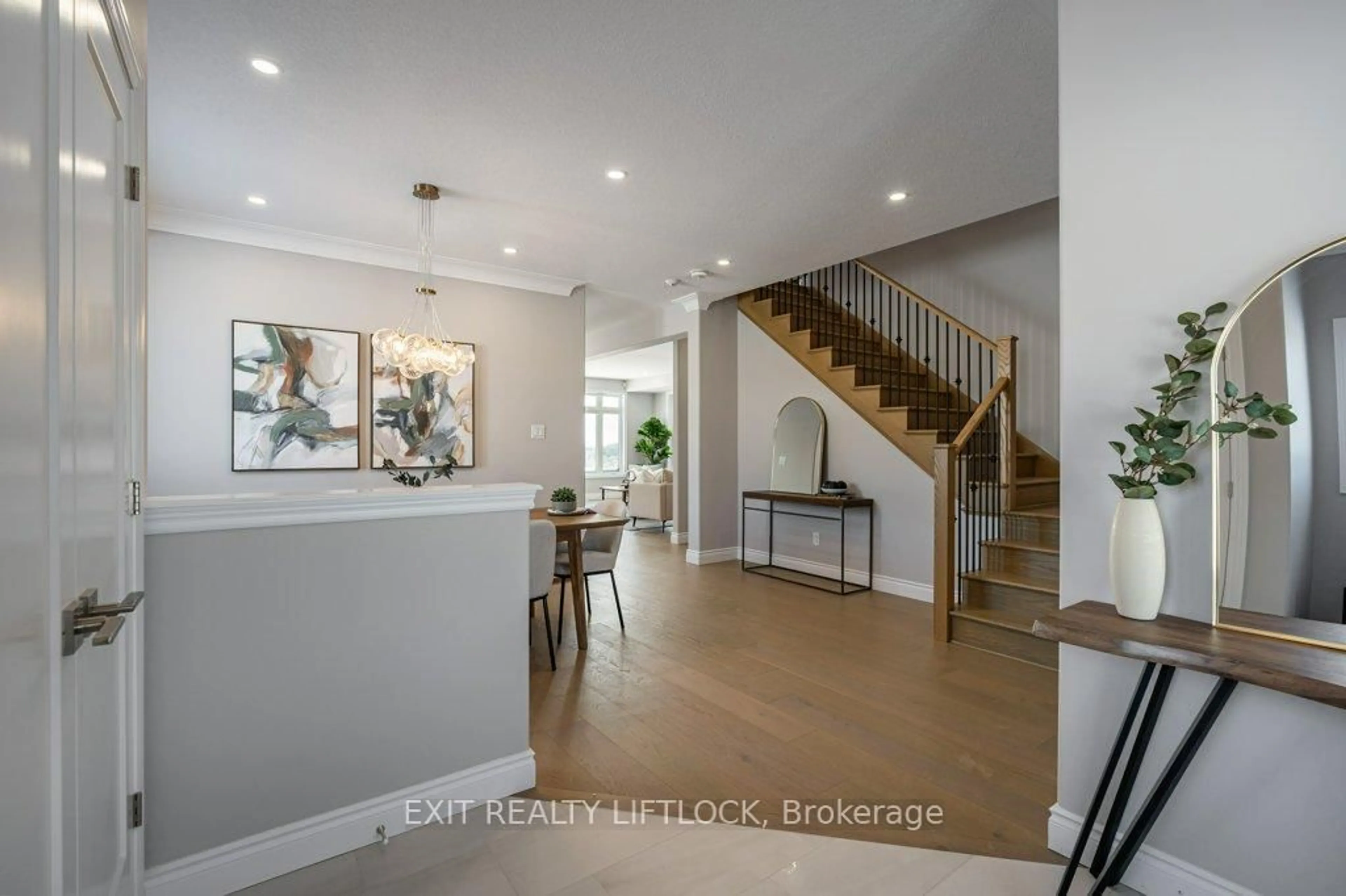 Indoor entryway for 802 Steinberg Crt, Peterborough Ontario K9K 0H7