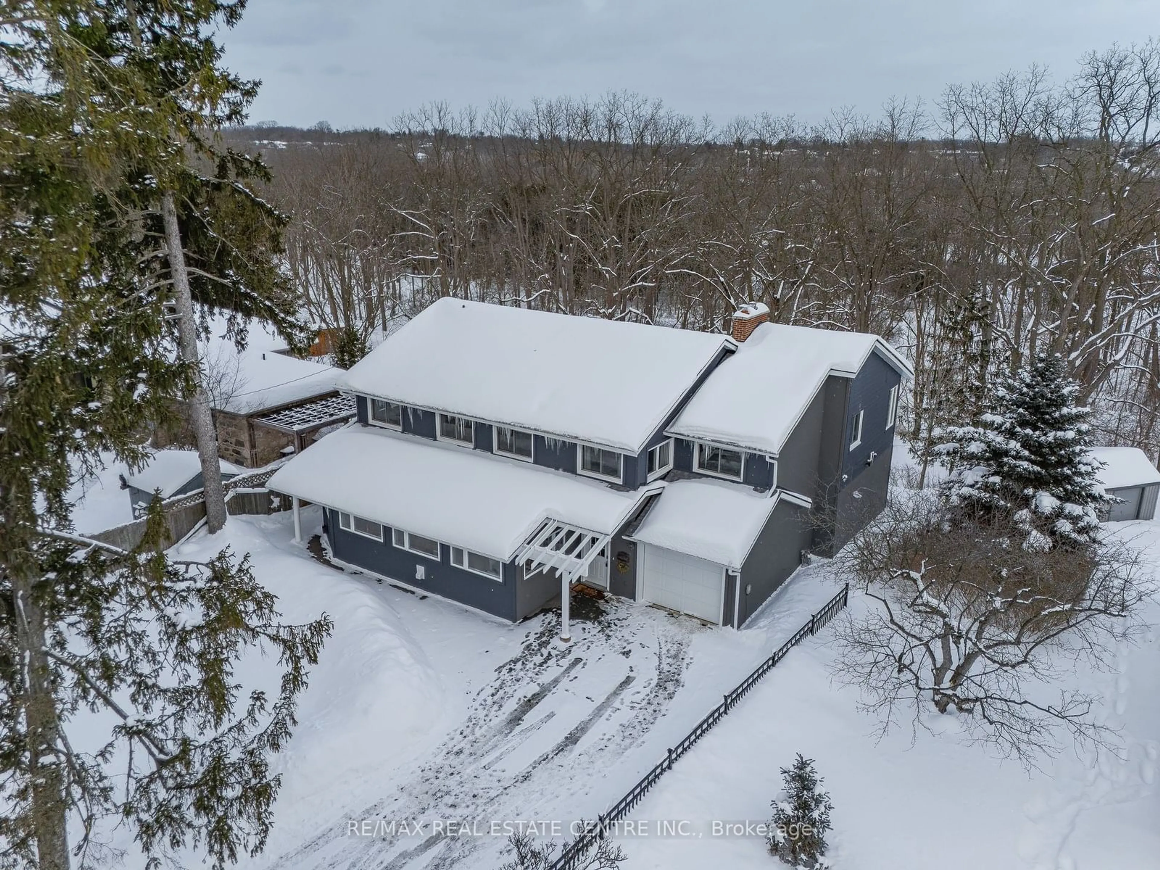 A pic from outside/outdoor area/front of a property/back of a property/a pic from drone, building for 211 West River Rd, Cambridge Ontario N1S 2Z9