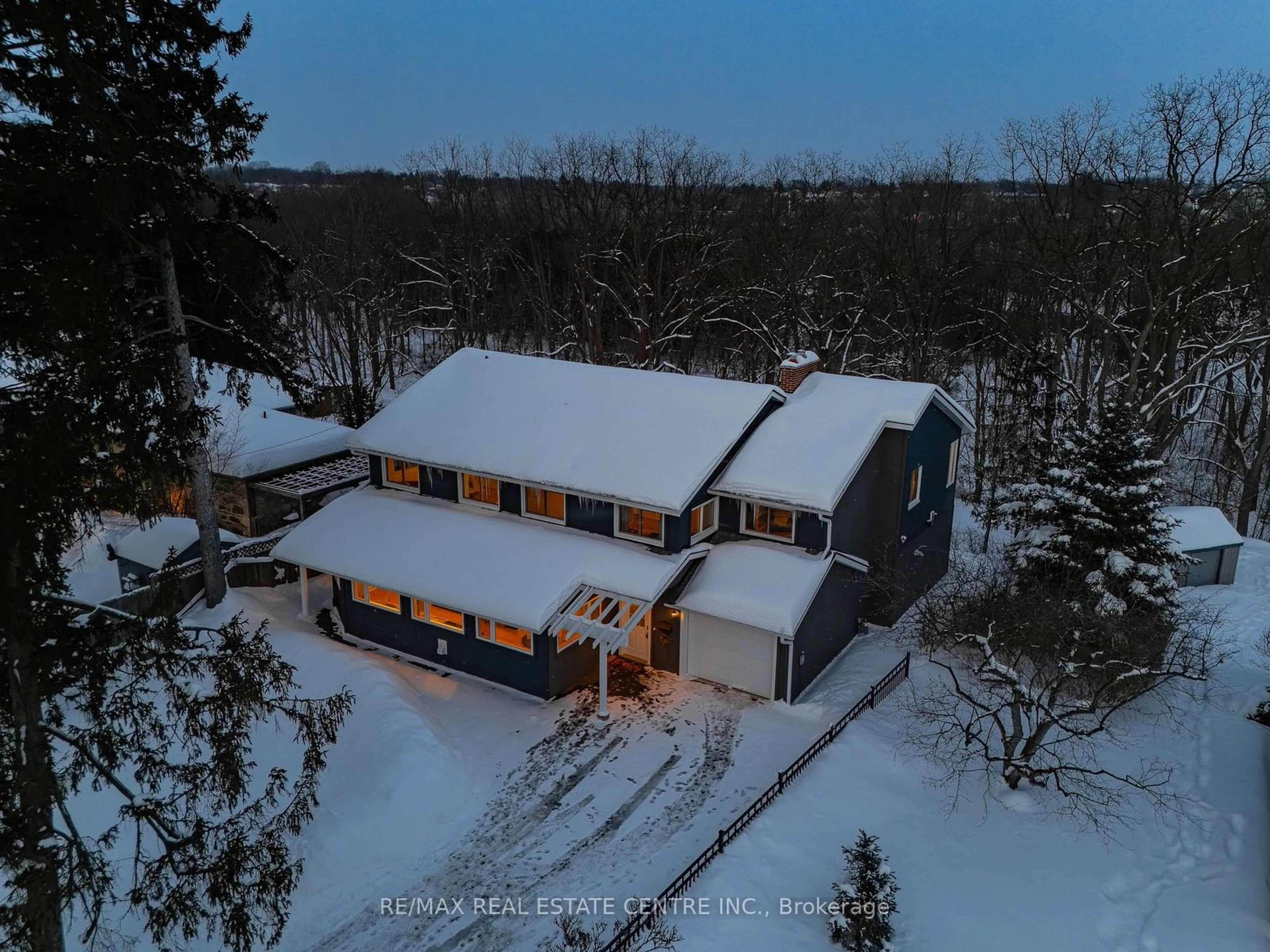 A pic from outside/outdoor area/front of a property/back of a property/a pic from drone, building for 211 West River Rd, Cambridge Ontario N1S 2Z9