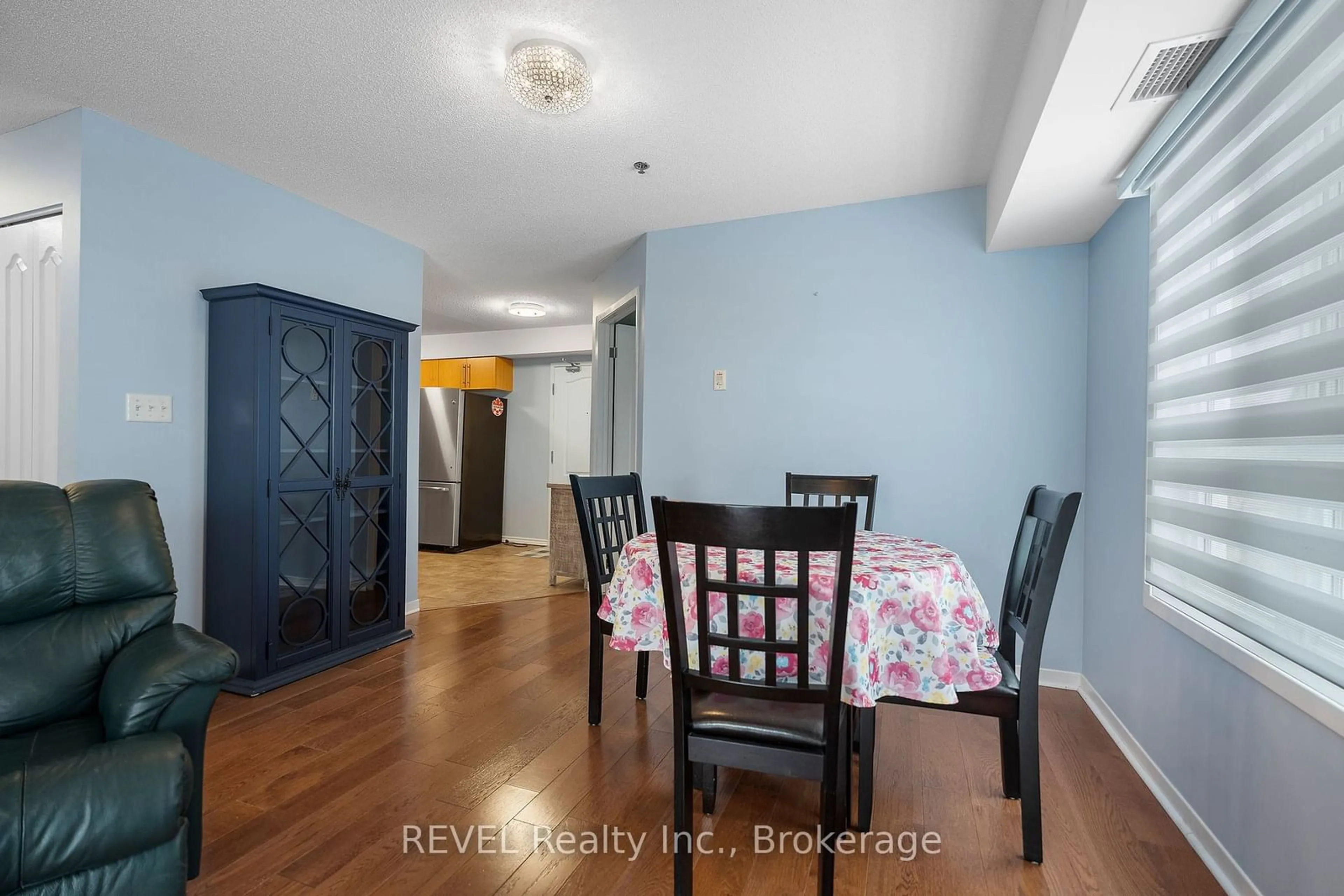 Dining room, wood/laminate floor for 330 Prince Charles Dr #5, Welland Ontario L3B 7C3