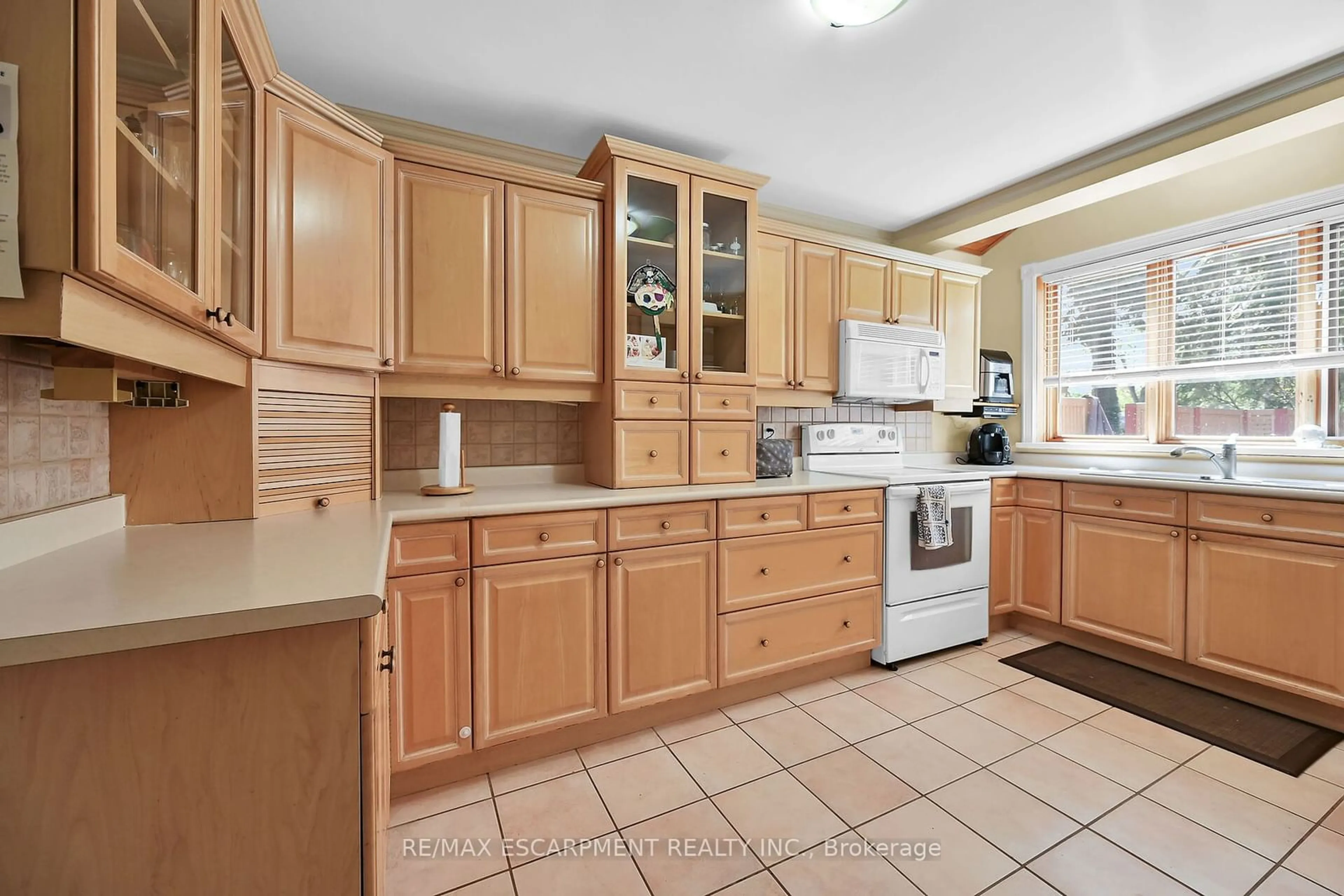 Standard kitchen, ceramic/tile floor for 78 Valleyview Dr, Hamilton Ontario L9G 2A5