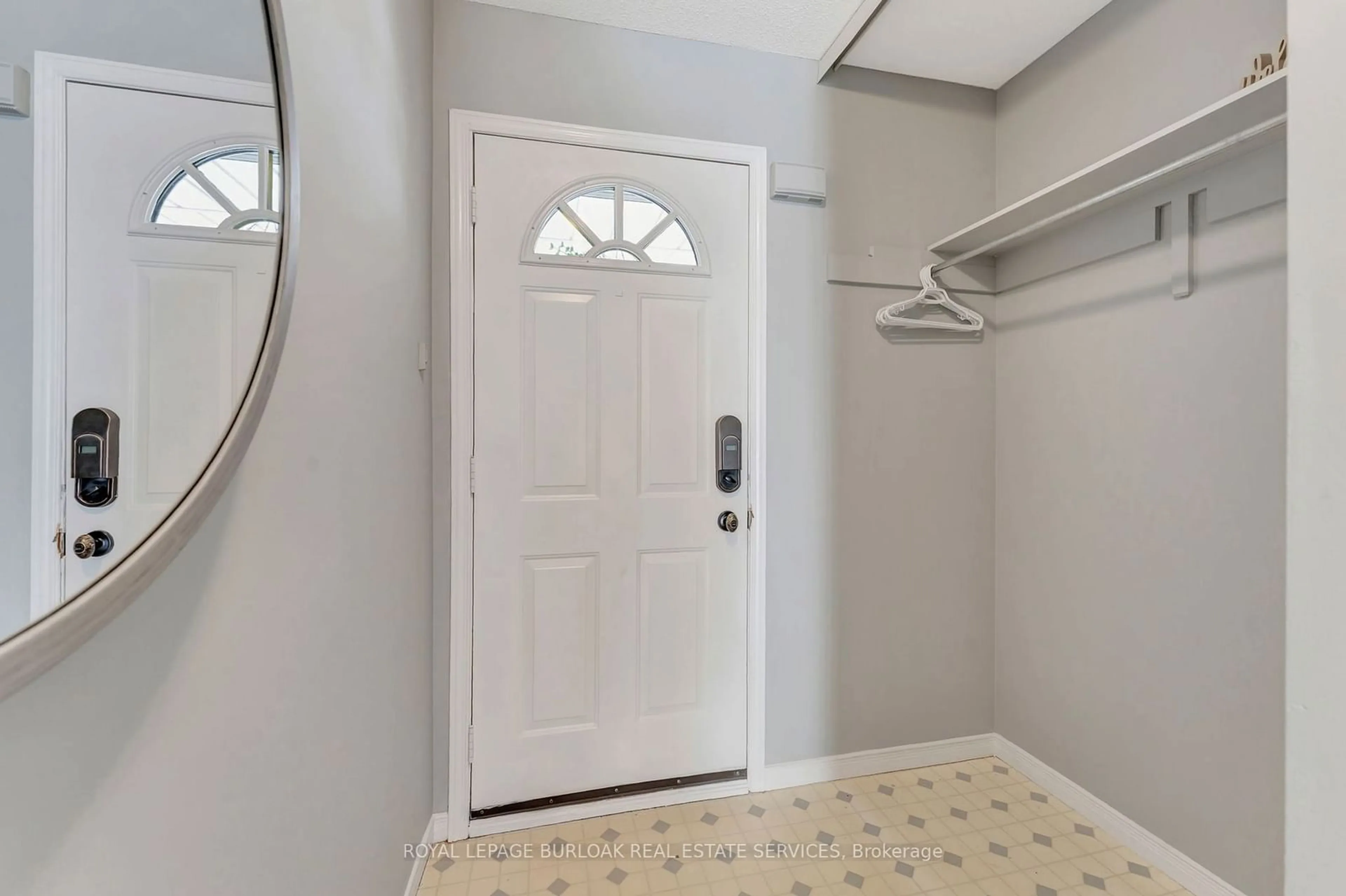 Indoor entryway for 4810 John St, Lincoln Ontario L3J 0P5