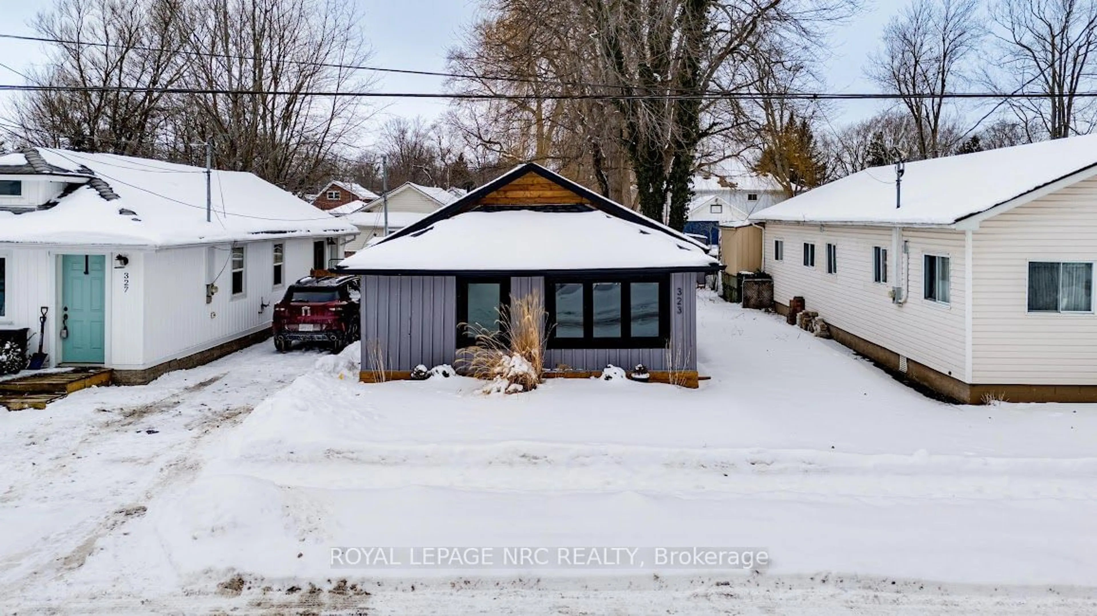 A pic from outside/outdoor area/front of a property/back of a property/a pic from drone, street for 323 Oxford Ave, Fort Erie Ontario L0S 1B0