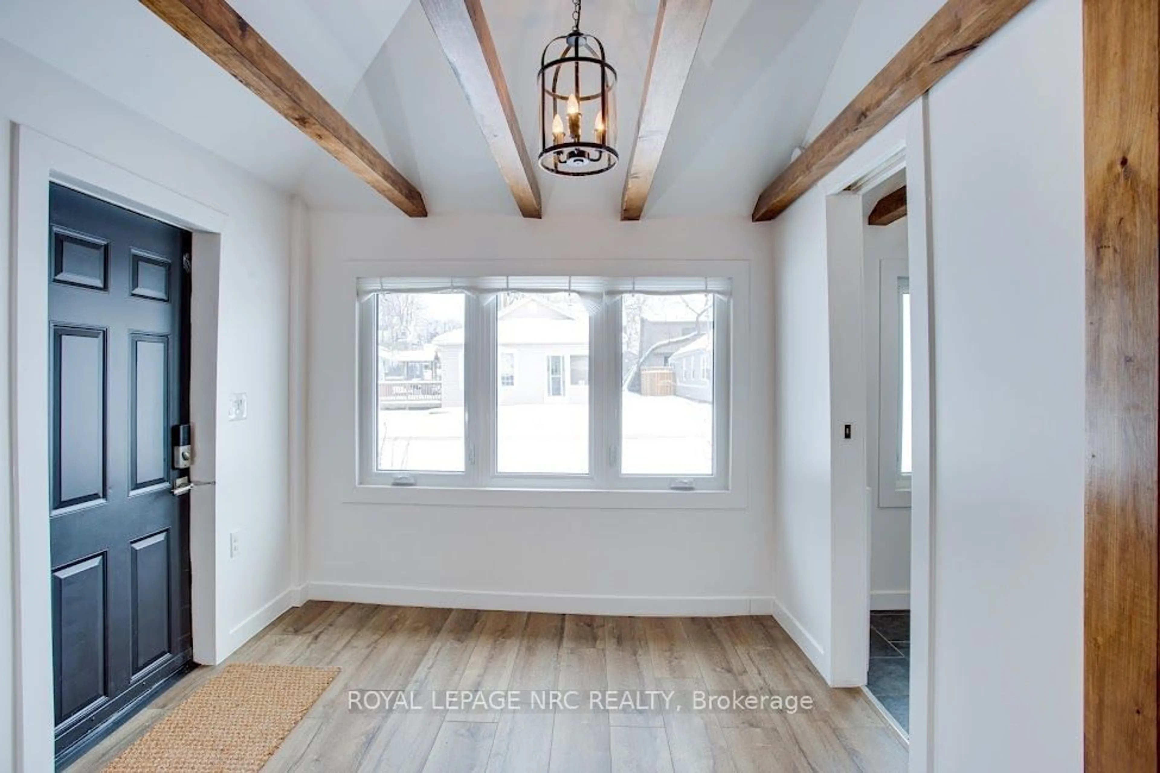 Indoor entryway for 323 Oxford Ave, Fort Erie Ontario L0S 1B0