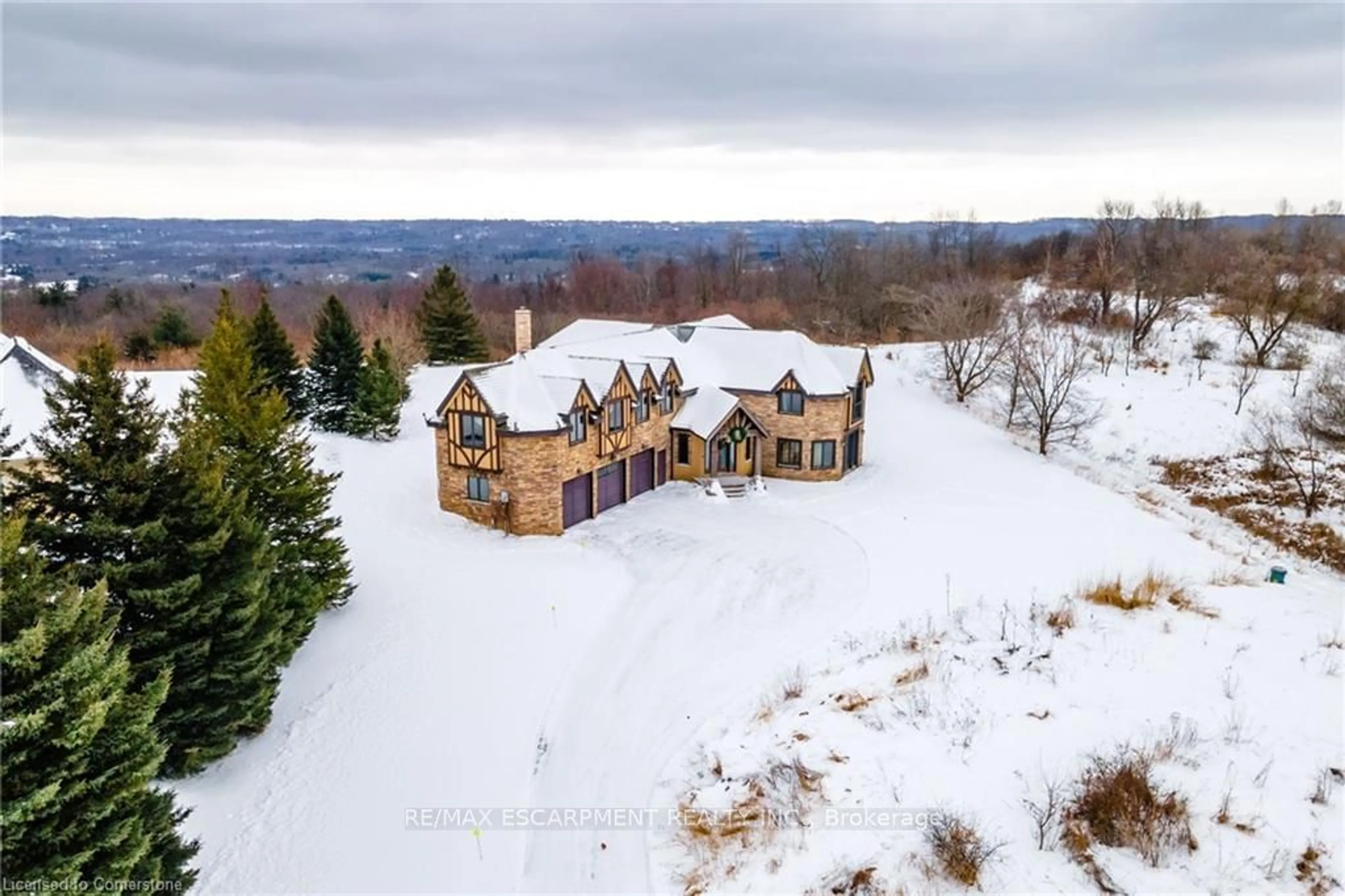 A pic from outside/outdoor area/front of a property/back of a property/a pic from drone, building for 76 Oak Ave, Hamilton Ontario L9H 7P6