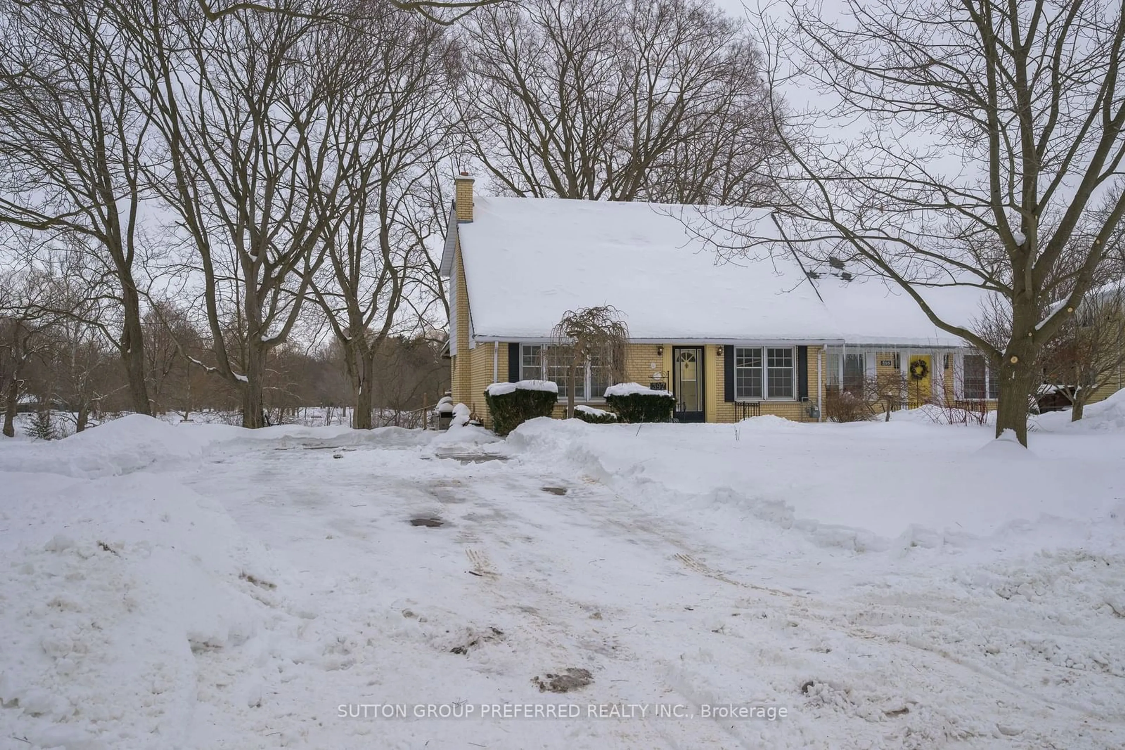 A pic from outside/outdoor area/front of a property/back of a property/a pic from drone, street for 397 Wharncliffe Rd, London Ontario N6G 1E4