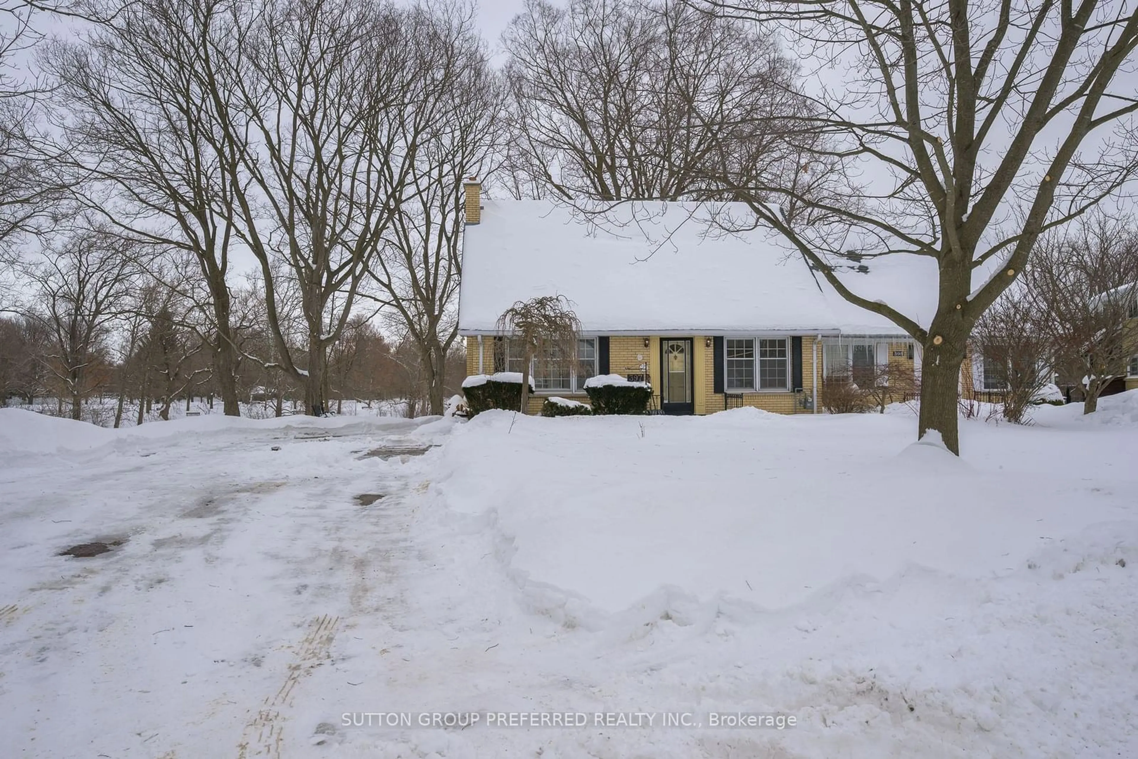 A pic from outside/outdoor area/front of a property/back of a property/a pic from drone, street for 397 Wharncliffe Rd, London Ontario N6G 1E4