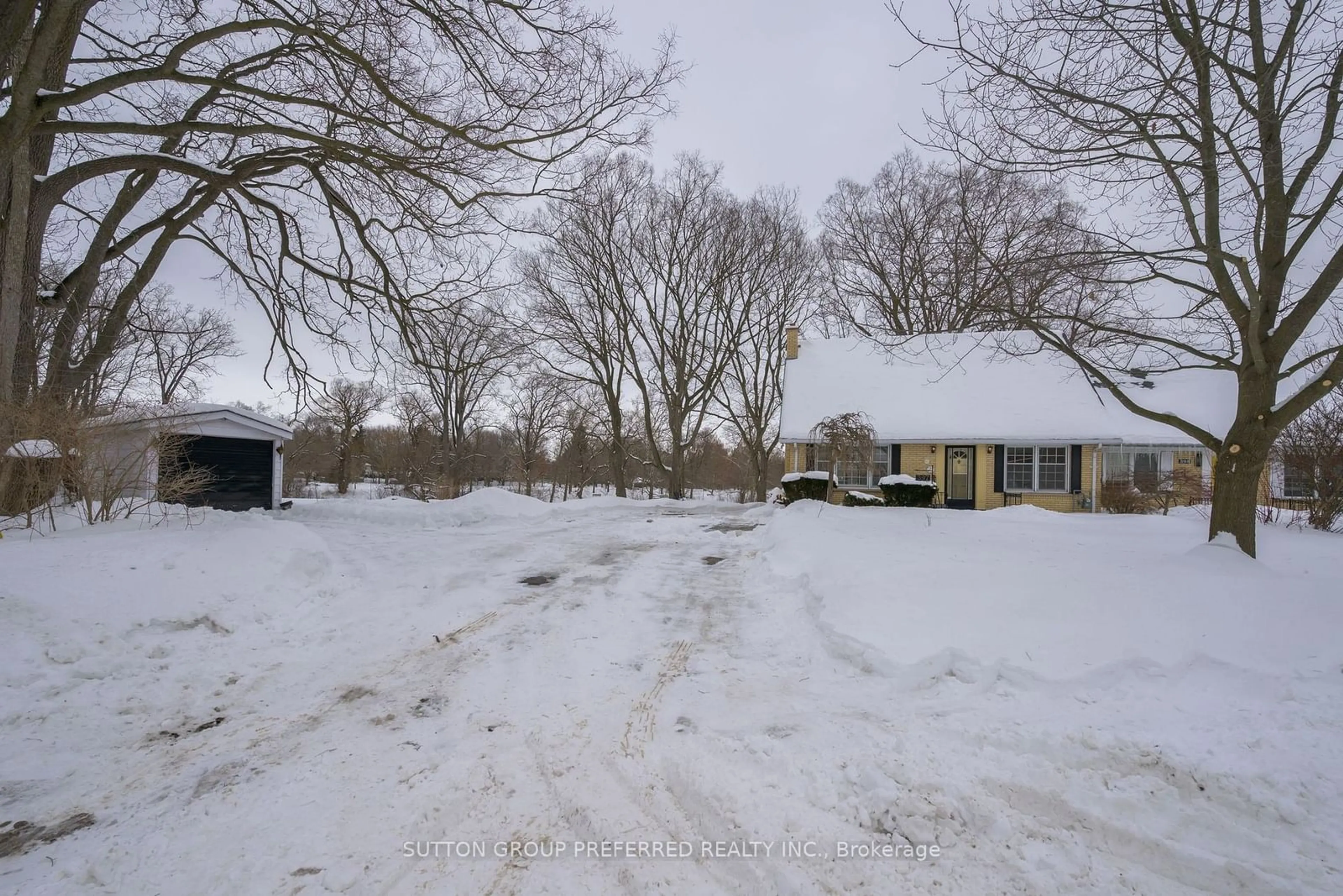 A pic from outside/outdoor area/front of a property/back of a property/a pic from drone, street for 397 Wharncliffe Rd, London Ontario N6G 1E4