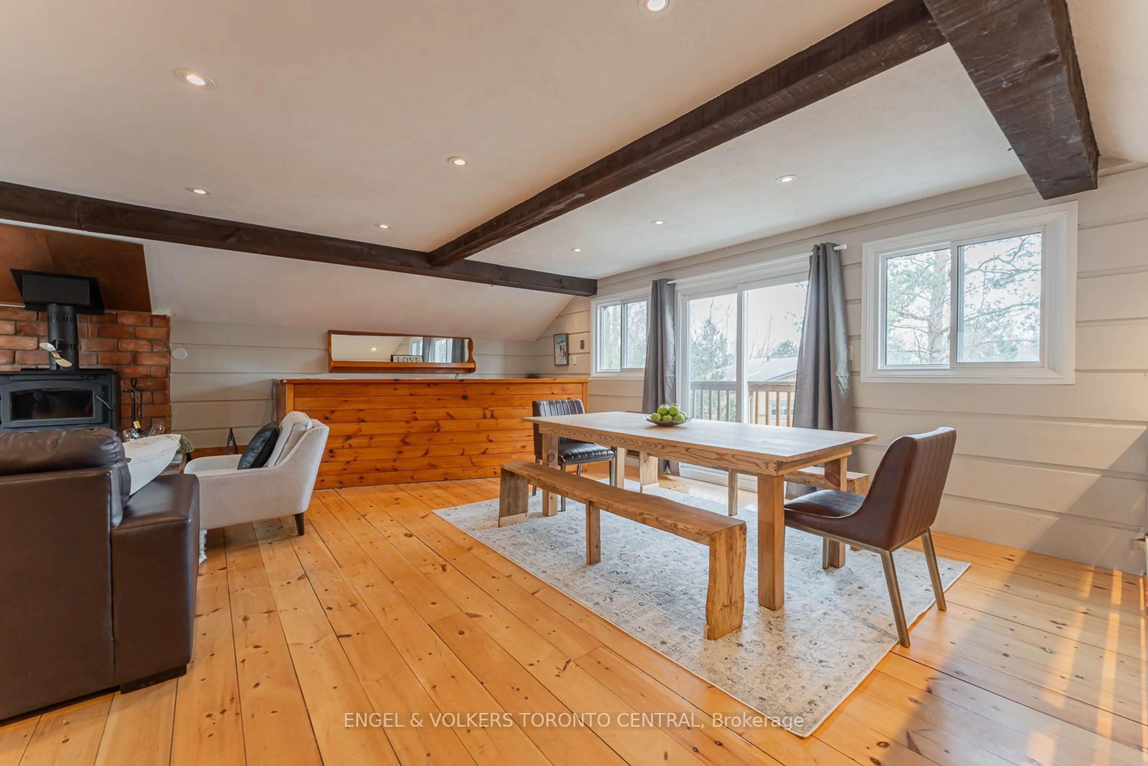 Dining room, wood/laminate floor for 126 Martin Grve, Blue Mountains Ontario L9Y 0N5