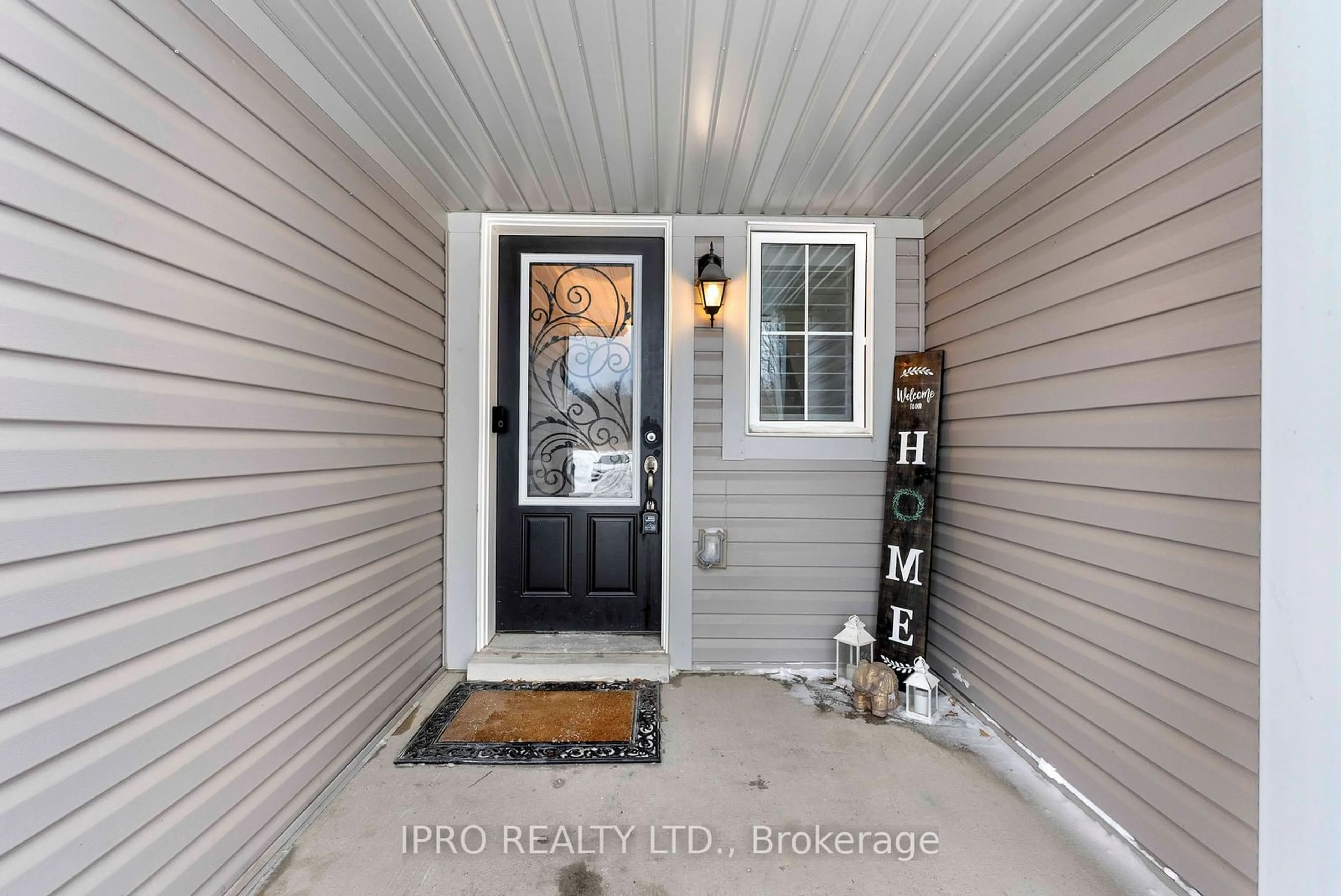 Indoor entryway for 203 Gowland Dr, Hamilton Ontario L0R 1C0