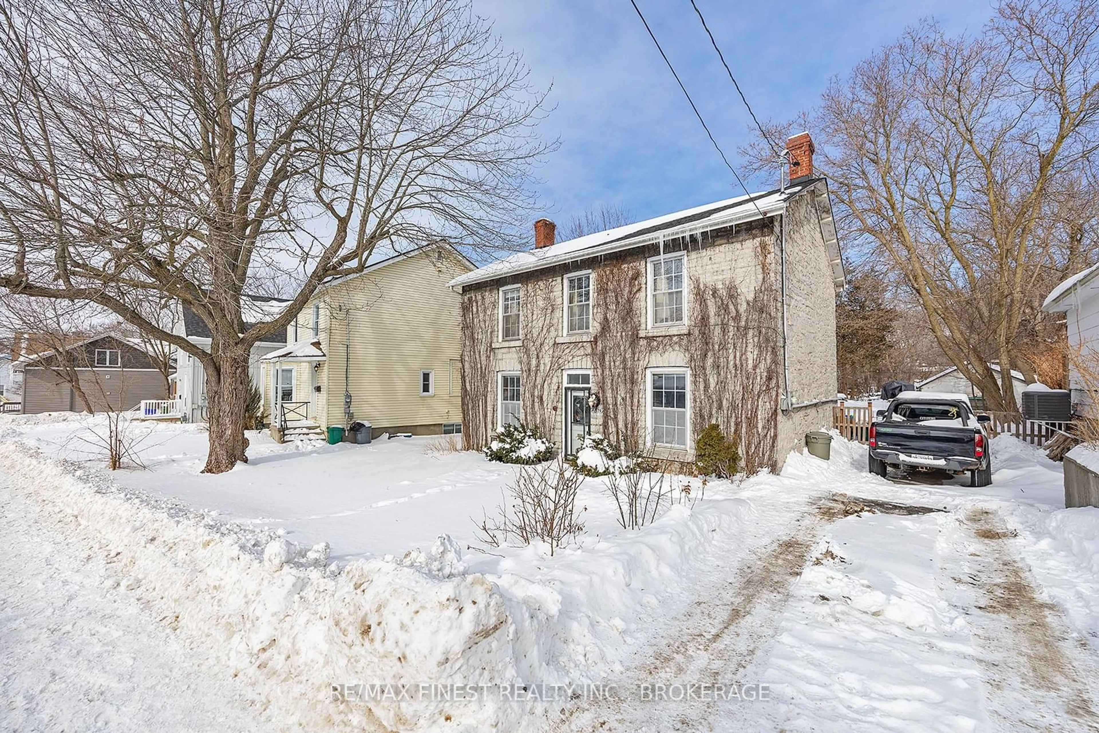 A pic from outside/outdoor area/front of a property/back of a property/a pic from drone, street for 579 Union St, Kingston Ontario K7M 2H5