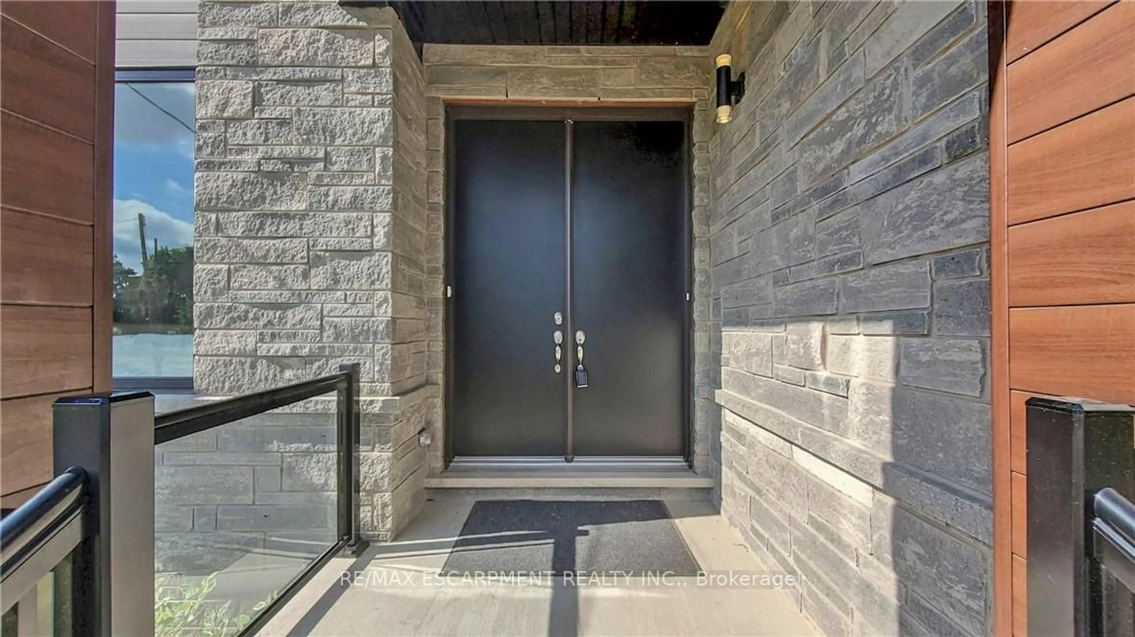 Indoor entryway for 382A Southcote Rd, Hamilton Ontario L9G 2W3