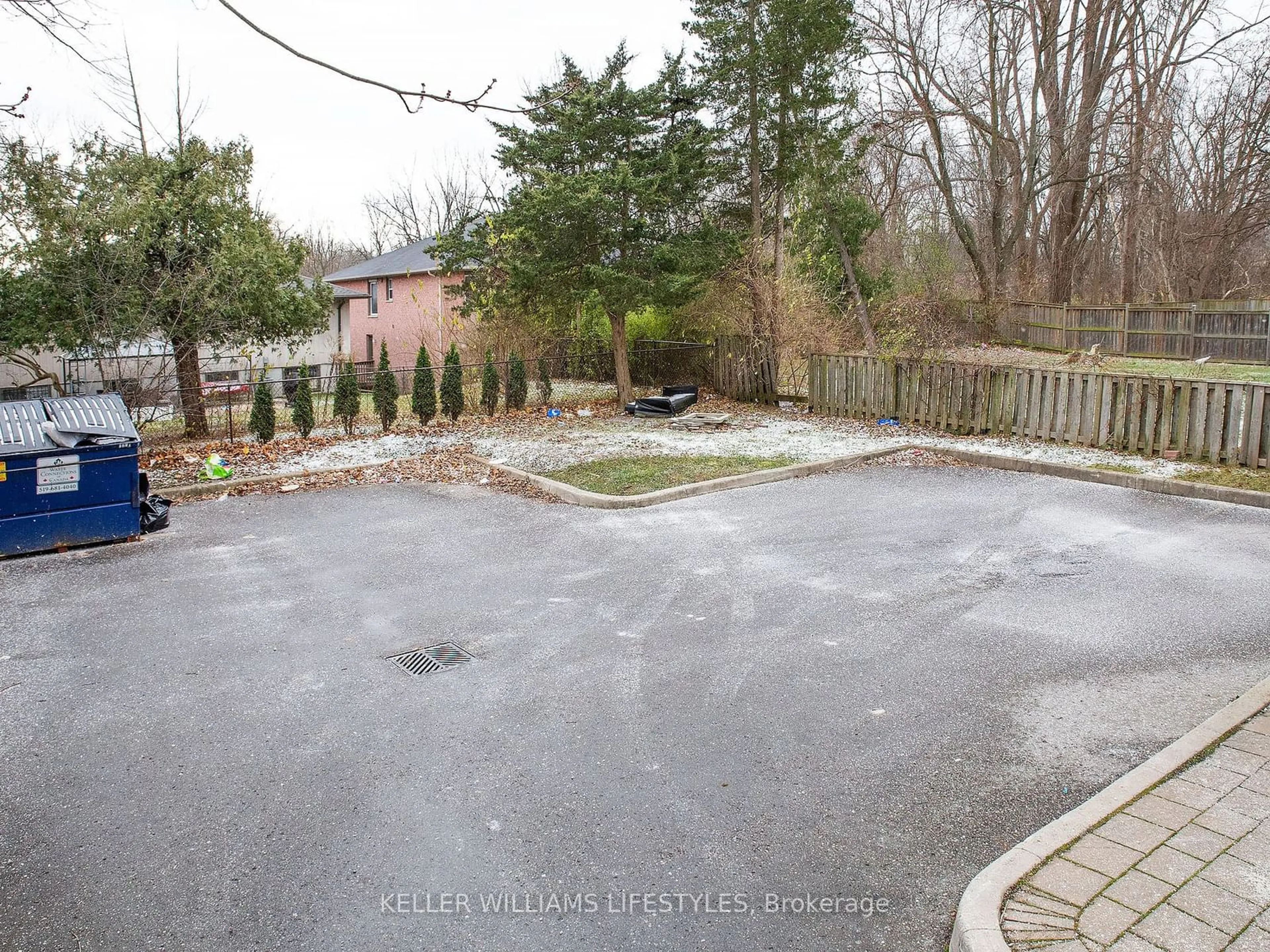 A pic from outside/outdoor area/front of a property/back of a property/a pic from drone, street for 44 Essex St, London Ontario N6G 1B2