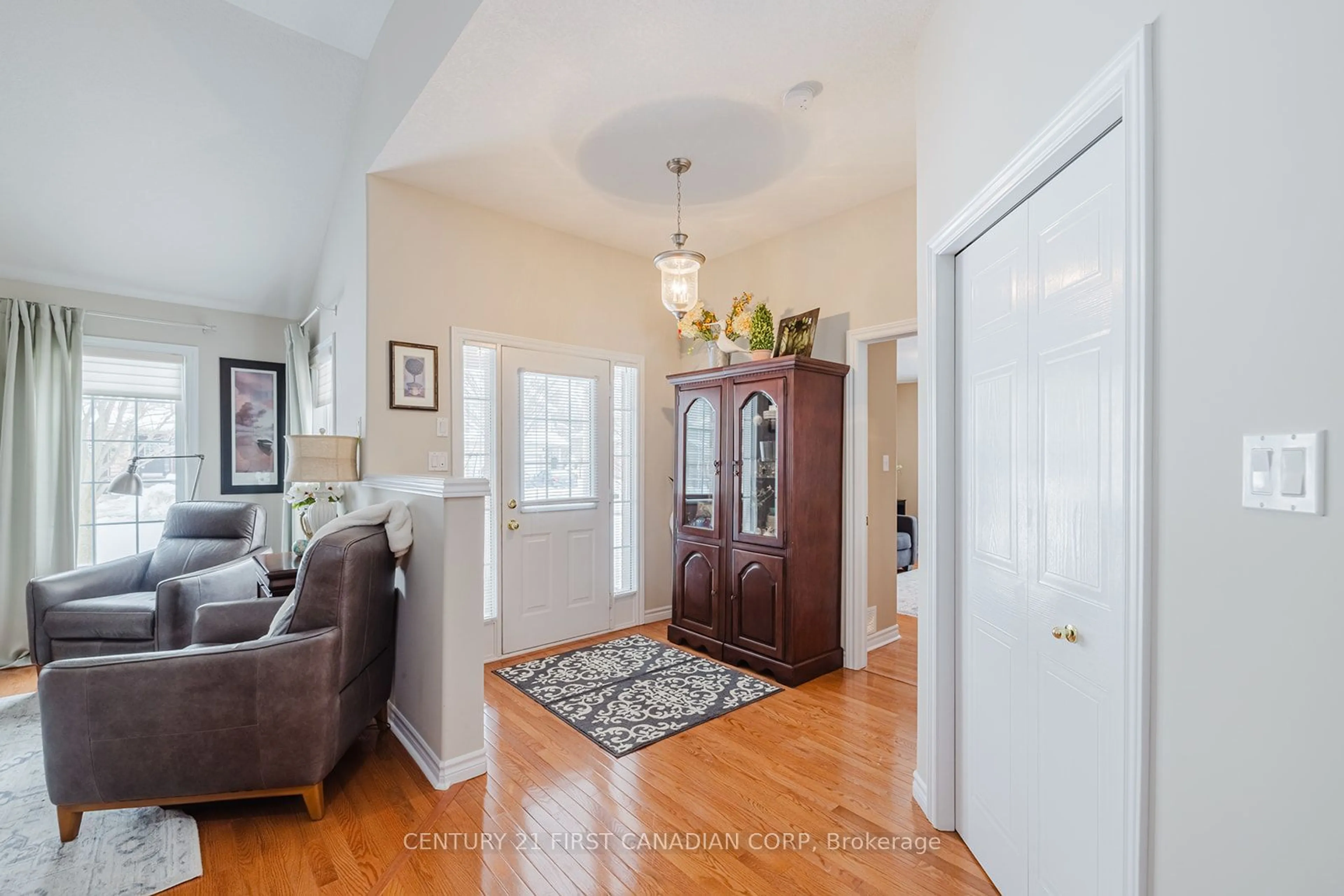 Indoor entryway for 937 Silversmith St, London Ontario N6H 5T5