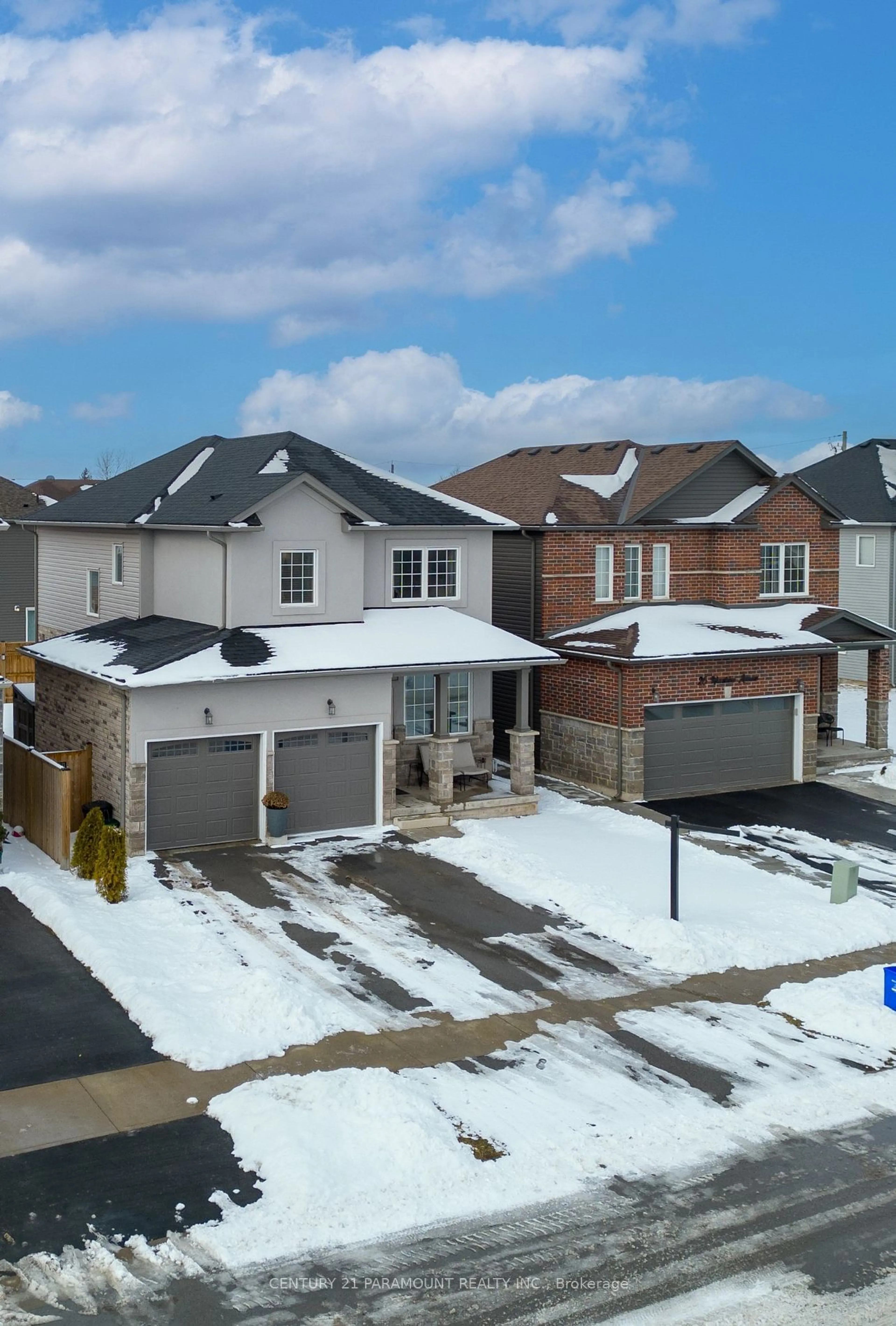 A pic from outside/outdoor area/front of a property/back of a property/a pic from drone, street for 34 Woodbine Ave, Welland Ontario L3B 0H5